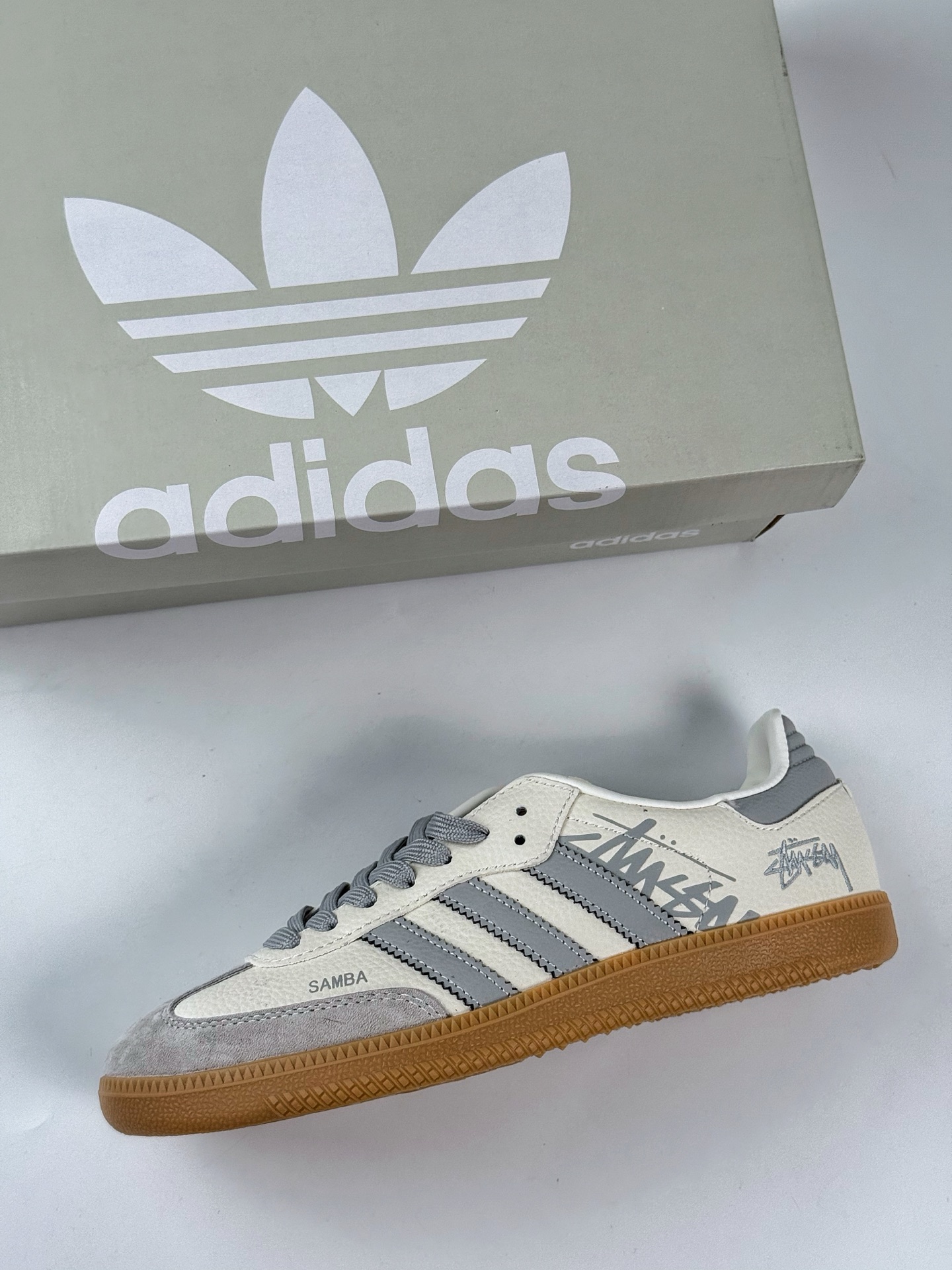 200 adidas originals Samba OG x Stussy 灰白 桑巴舞系列复古经典轻便板鞋 XR0013-Chinese UA Cheap High Quatity Brand Clothes Bags handbags Sneakers wholesale wholesaler seller from China Factory suppliers Fashion Clothing Shoes best Quality Beautiful Price 200 adidas originals Samba OG x Stussy 灰白 桑巴舞系列复古经典轻便板鞋 XR0013