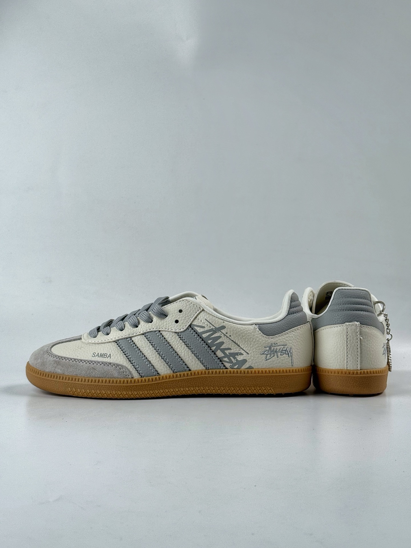 200 adidas originals Samba OG x Stussy 灰白 桑巴舞系列复古经典轻便板鞋 XR0013-Chinese UA Cheap High Quatity Brand Clothes Bags handbags Sneakers wholesale wholesaler seller from China Factory suppliers Fashion Clothing Shoes best Quality Beautiful Price 200 adidas originals Samba OG x Stussy 灰白 桑巴舞系列复古经典轻便板鞋 XR0013
