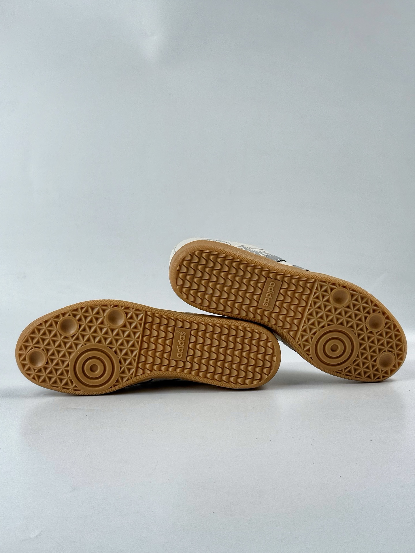 200 adidas originals Samba OG x Stussy 灰白 桑巴舞系列复古经典轻便板鞋 XR0013-Chinese UA Cheap High Quatity Brand Clothes Bags handbags Sneakers wholesale wholesaler seller from China Factory suppliers Fashion Clothing Shoes best Quality Beautiful Price 200 adidas originals Samba OG x Stussy 灰白 桑巴舞系列复古经典轻便板鞋 XR0013