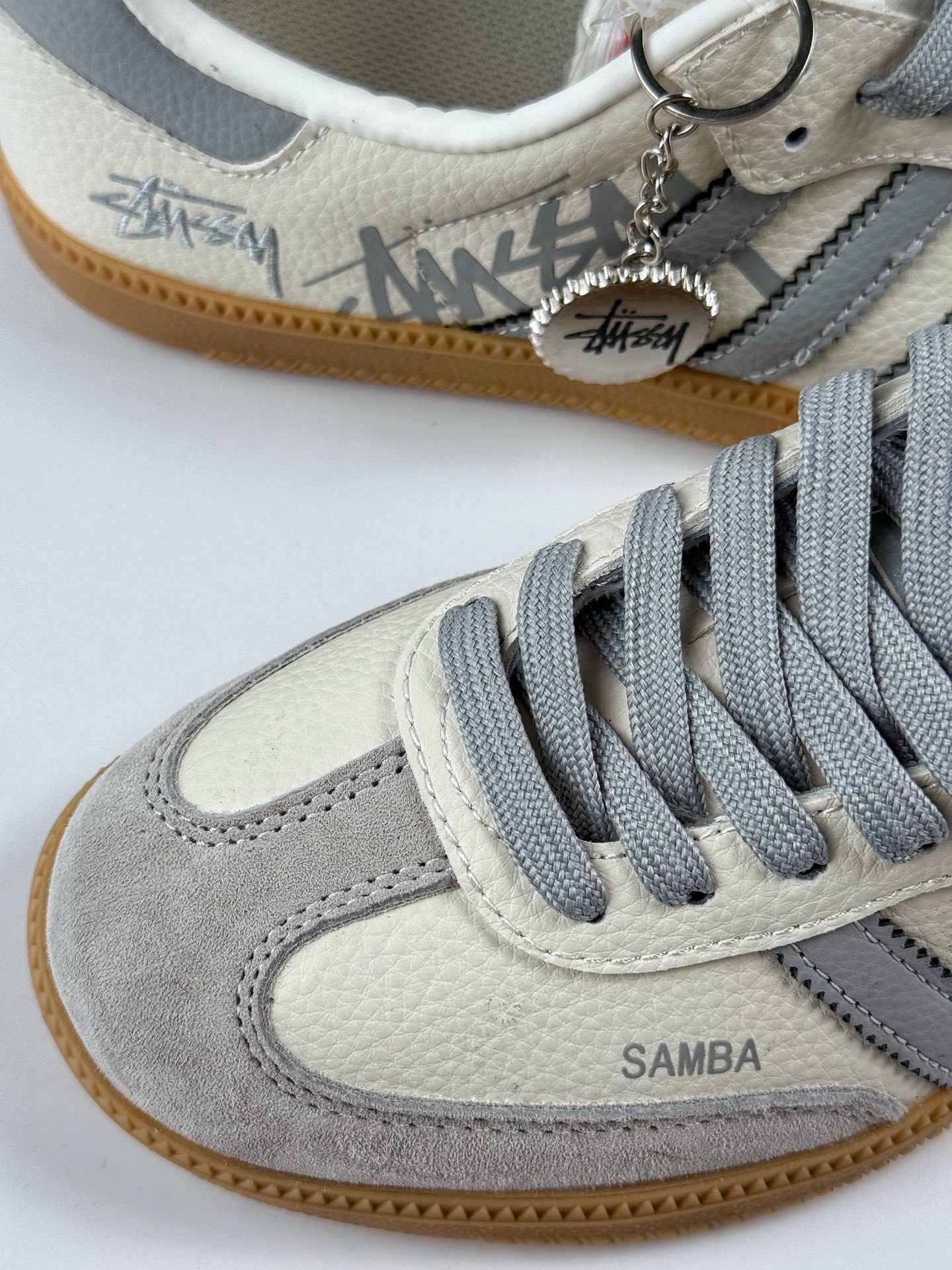 200 adidas originals Samba OG x Stussy 灰白 桑巴舞系列复古经典轻便板鞋 XR0013-Chinese UA Cheap High Quatity Brand Clothes Bags handbags Sneakers wholesale wholesaler seller from China Factory suppliers Fashion Clothing Shoes best Quality Beautiful Price 200 adidas originals Samba OG x Stussy 灰白 桑巴舞系列复古经典轻便板鞋 XR0013