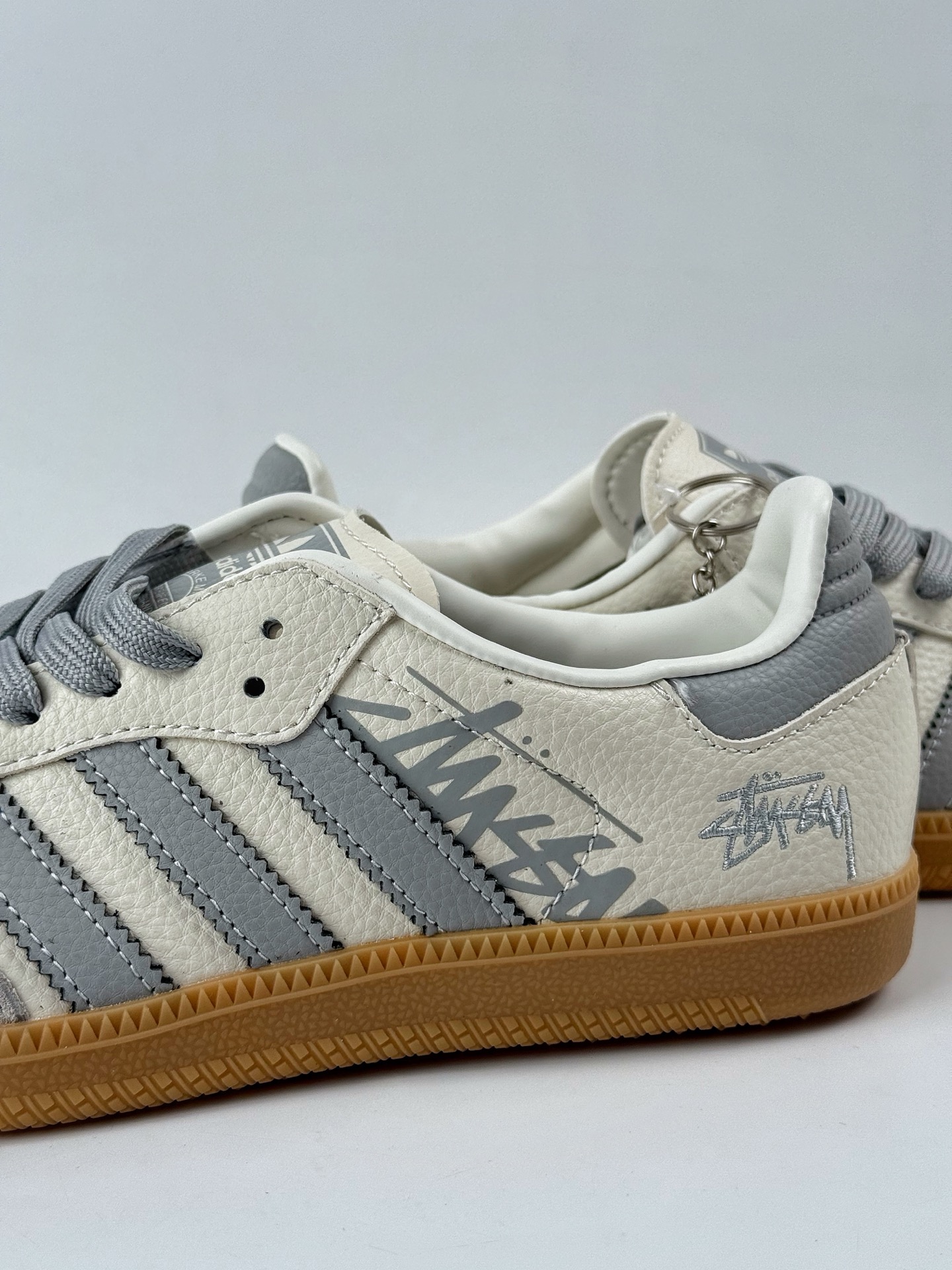 200 adidas originals Samba OG x Stussy 灰白 桑巴舞系列复古经典轻便板鞋 XR0013-Chinese UA Cheap High Quatity Brand Clothes Bags handbags Sneakers wholesale wholesaler seller from China Factory suppliers Fashion Clothing Shoes best Quality Beautiful Price 200 adidas originals Samba OG x Stussy 灰白 桑巴舞系列复古经典轻便板鞋 XR0013