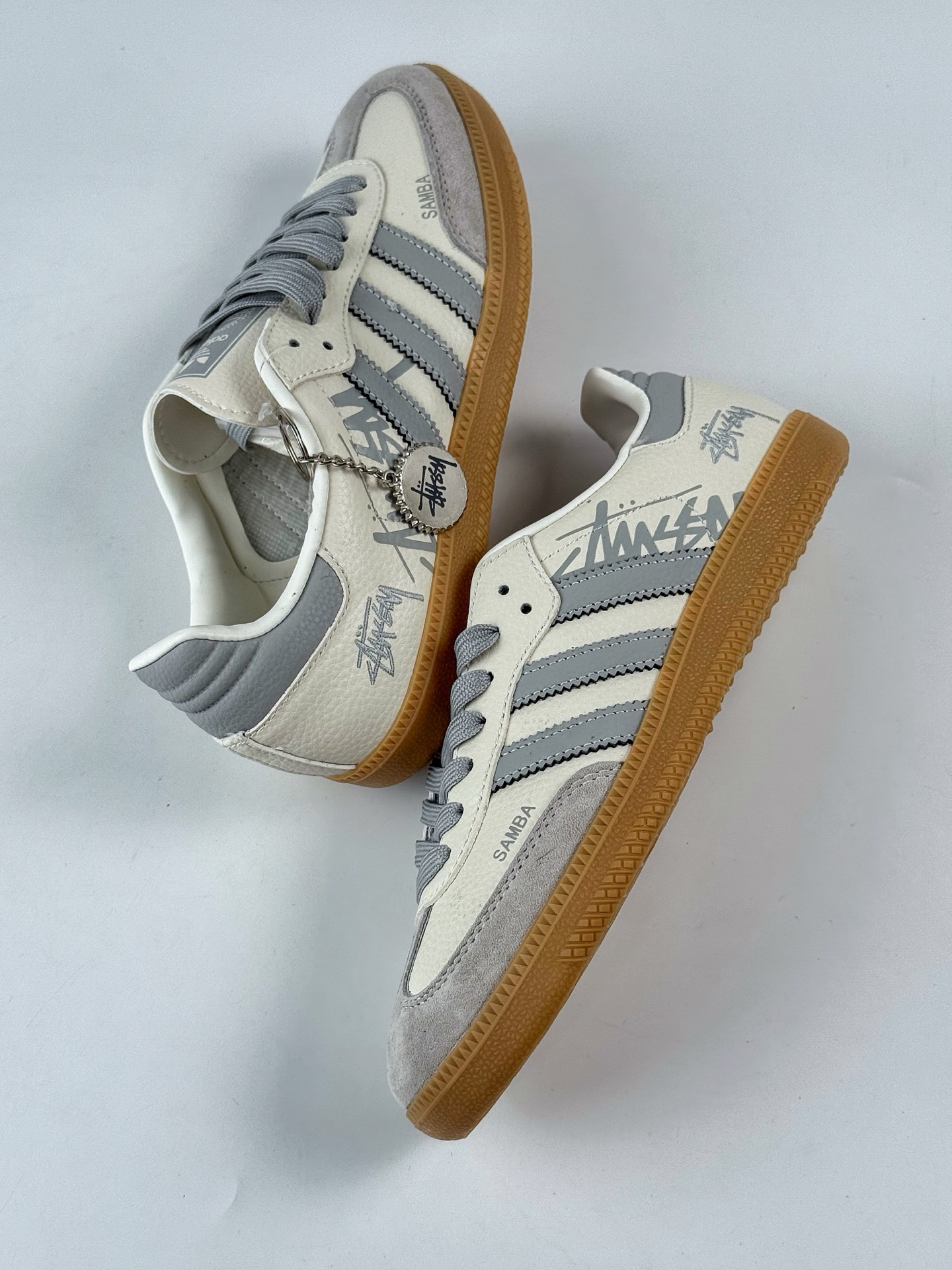 200 adidas originals Samba OG x Stussy 灰白 桑巴舞系列复古经典轻便板鞋 XR0013-Chinese UA Cheap High Quatity Brand Clothes Bags handbags Sneakers wholesale wholesaler seller from China Factory suppliers Fashion Clothing Shoes best Quality Beautiful Price 200 adidas originals Samba OG x Stussy 灰白 桑巴舞系列复古经典轻便板鞋 XR0013
