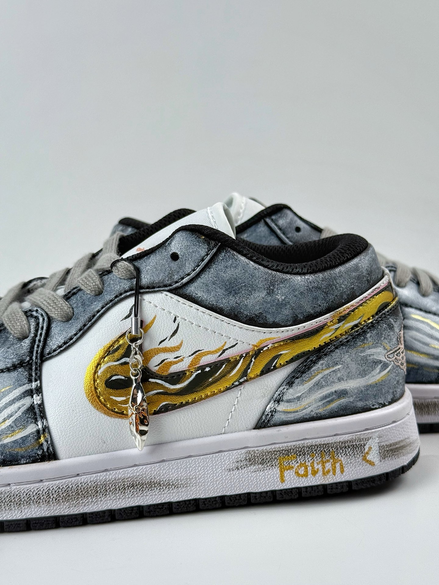 260 Air Jordan 1 Retro Low 摸金校尉 特殊礼袋 553558-165-Chinese UA Cheap High Quatity Brand Clothes Bags handbags Sneakers wholesale wholesaler seller from China Factory suppliers Fashion Clothing Shoes best Quality Beautiful Price 260 Air Jordan 1 Retro Low 摸金校尉 特殊礼袋 553558-165