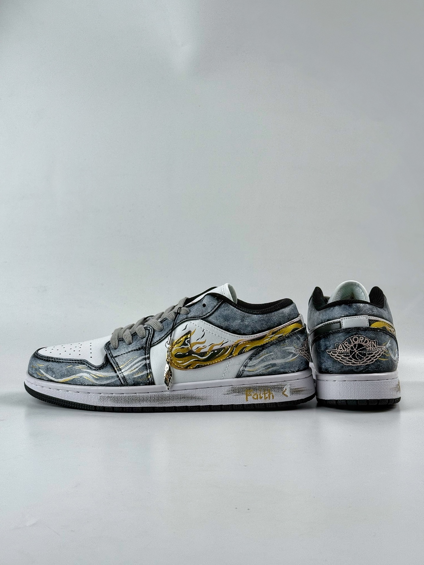 260 Air Jordan 1 Retro Low 摸金校尉 特殊礼袋 553558-165-Chinese UA Cheap High Quatity Brand Clothes Bags handbags Sneakers wholesale wholesaler seller from China Factory suppliers Fashion Clothing Shoes best Quality Beautiful Price 260 Air Jordan 1 Retro Low 摸金校尉 特殊礼袋 553558-165