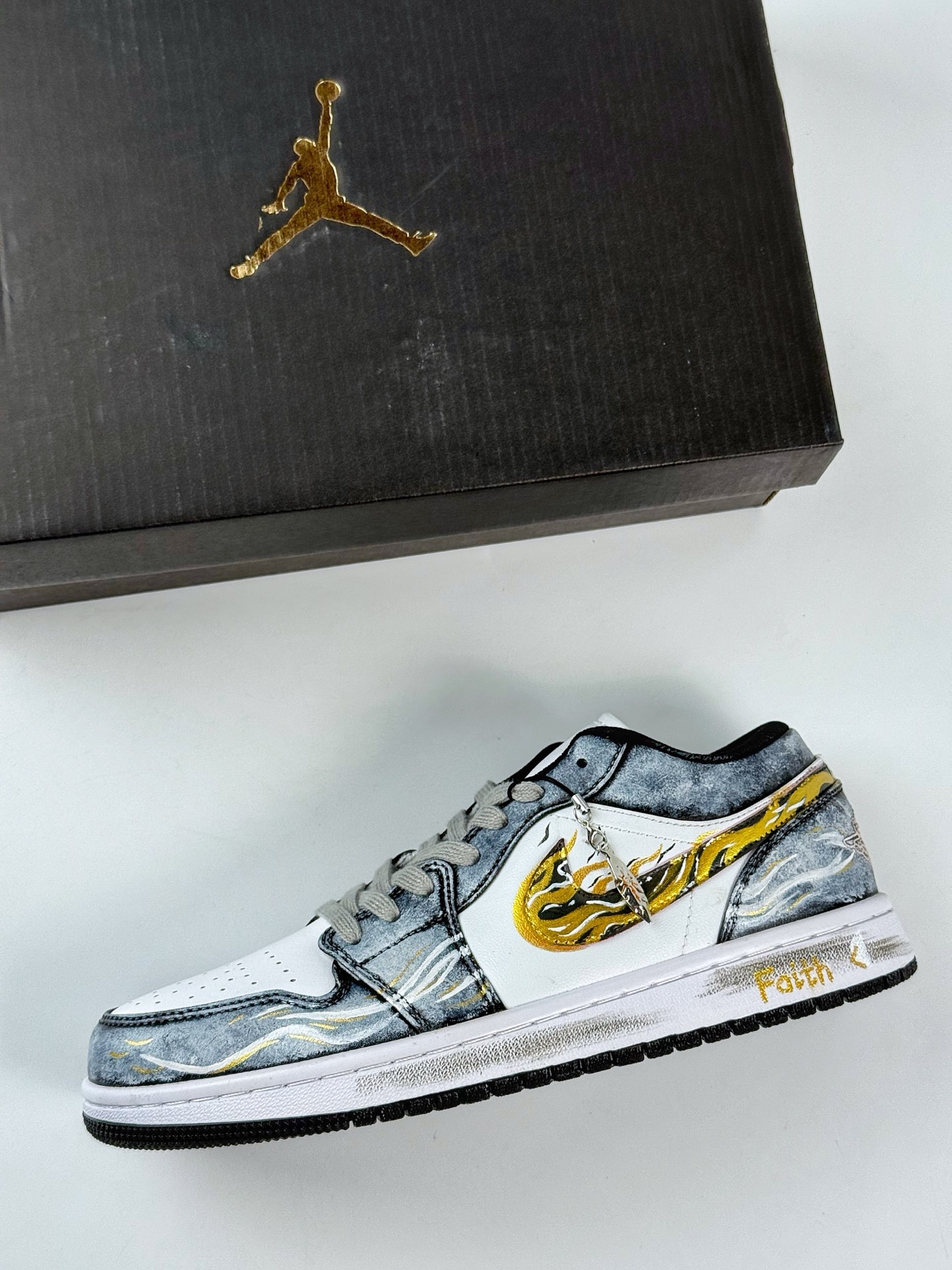 260 Air Jordan 1 Retro Low 摸金校尉 特殊礼袋 553558-165-Chinese UA Cheap High Quatity Brand Clothes Bags handbags Sneakers wholesale wholesaler seller from China Factory suppliers Fashion Clothing Shoes best Quality Beautiful Price 260 Air Jordan 1 Retro Low 摸金校尉 特殊礼袋 553558-165