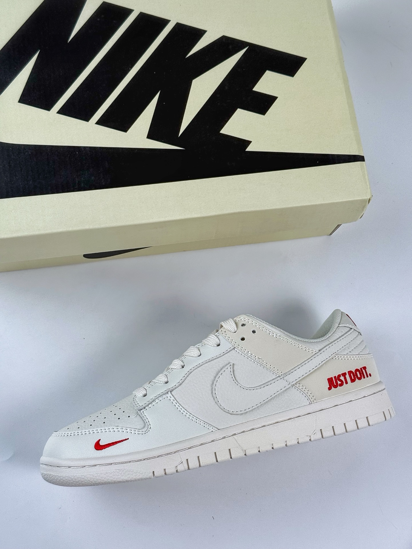 280 Nike SB Dunk Low x Just Do It 米白红小勾 CS1688-113-Chinese UA Cheap High Quatity Brand Clothes Bags handbags Sneakers wholesale wholesaler seller from China Factory suppliers Fashion Clothing Shoes best Quality Beautiful Price 280 Nike SB Dunk Low x Just Do It 米白红小勾 CS1688-113