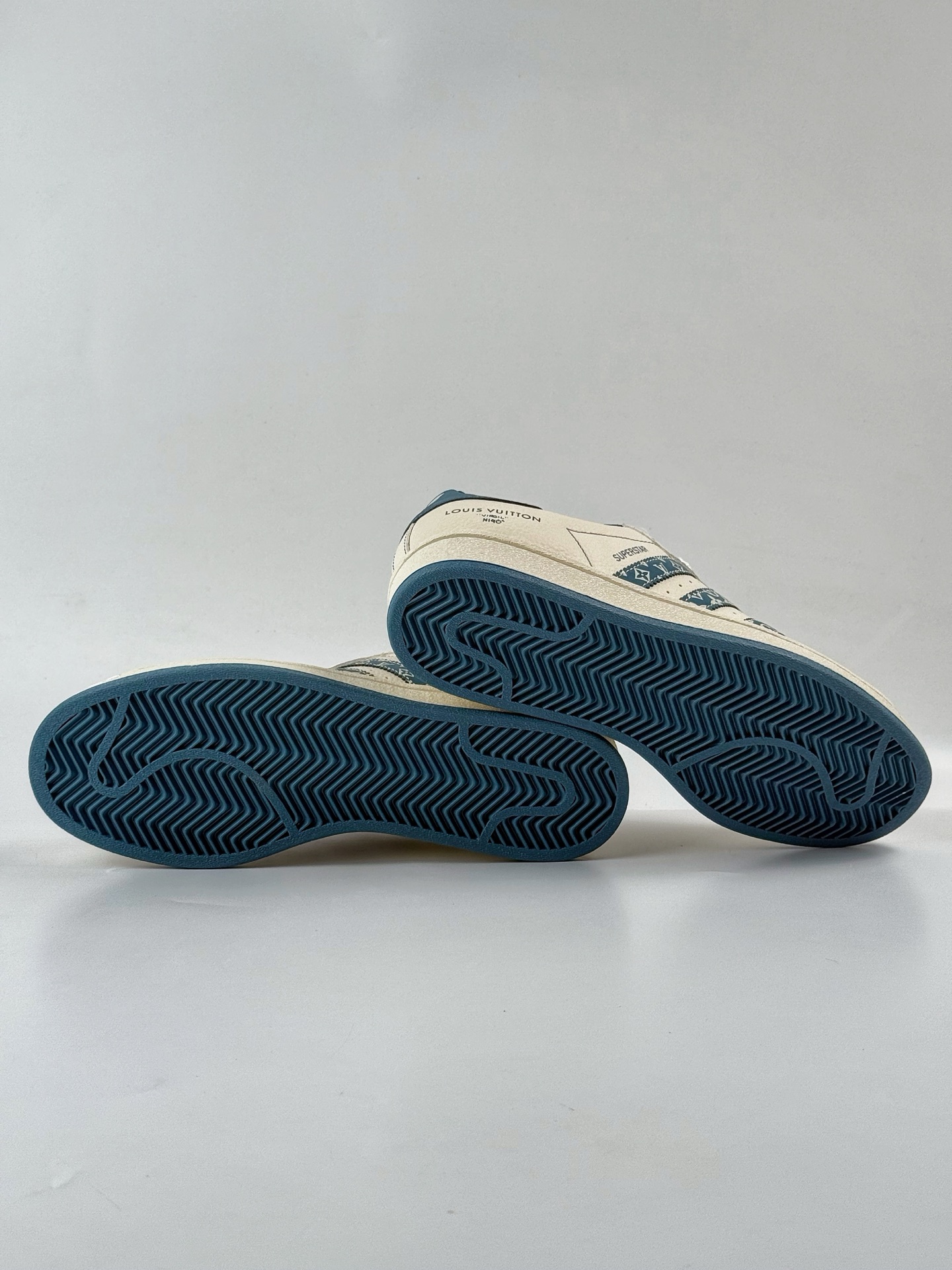 220 AD Originals Superstar x Louis Vuitton 米蓝 DS0004-Chinese UA Cheap High Quatity Brand Clothes Bags handbags Sneakers wholesale wholesaler seller from China Factory suppliers Fashion Clothing Shoes best Quality Beautiful Price 220 AD Originals Superstar x Louis Vuitton 米蓝 DS0004