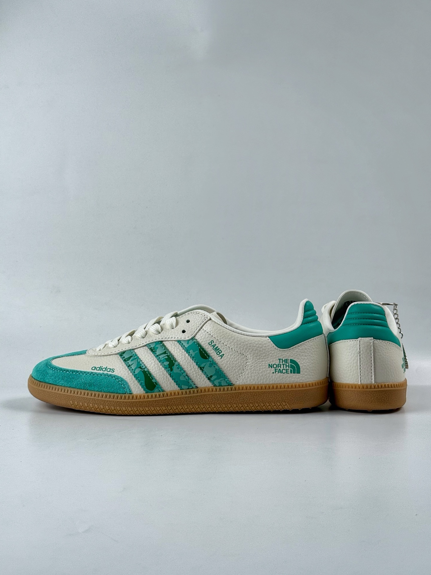 200 adidas originals Samba OG x The North Face 绿白 桑巴舞系列复古经典轻便板鞋 XR0012-Chinese UA Cheap High Quatity Brand Clothes Bags handbags Sneakers wholesale wholesaler seller from China Factory suppliers Fashion Clothing Shoes best Quality Beautiful Price 200 adidas originals Samba OG x The North Face 绿白 桑巴舞系列复古经典轻便板鞋 XR0012