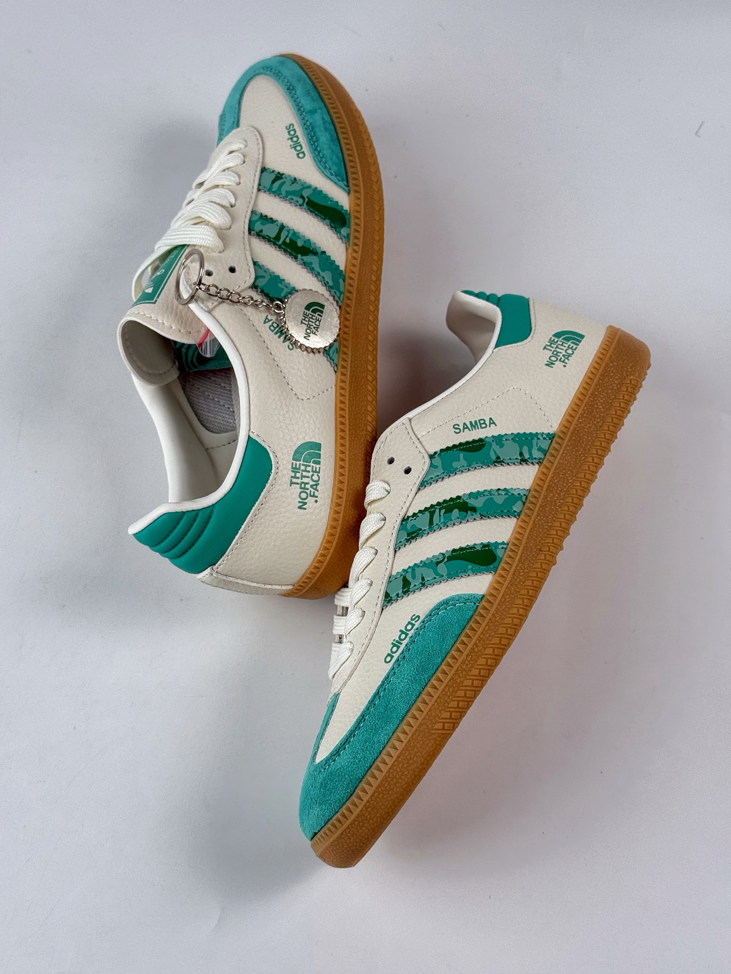 200 adidas originals Samba OG x The North Face 绿白 桑巴舞系列复古经典轻便板鞋 XR0012-Chinese UA Cheap High Quatity Brand Clothes Bags handbags Sneakers wholesale wholesaler seller from China Factory suppliers Fashion Clothing Shoes best Quality Beautiful Price 200 adidas originals Samba OG x The North Face 绿白 桑巴舞系列复古经典轻便板鞋 XR0012