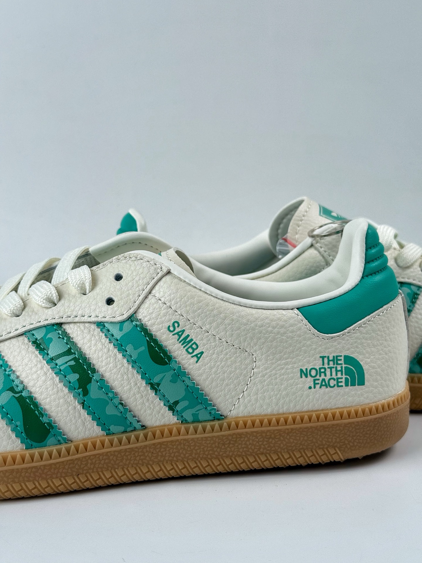 200 adidas originals Samba OG x The North Face 绿白 桑巴舞系列复古经典轻便板鞋 XR0012-Chinese UA Cheap High Quatity Brand Clothes Bags handbags Sneakers wholesale wholesaler seller from China Factory suppliers Fashion Clothing Shoes best Quality Beautiful Price 200 adidas originals Samba OG x The North Face 绿白 桑巴舞系列复古经典轻便板鞋 XR0012