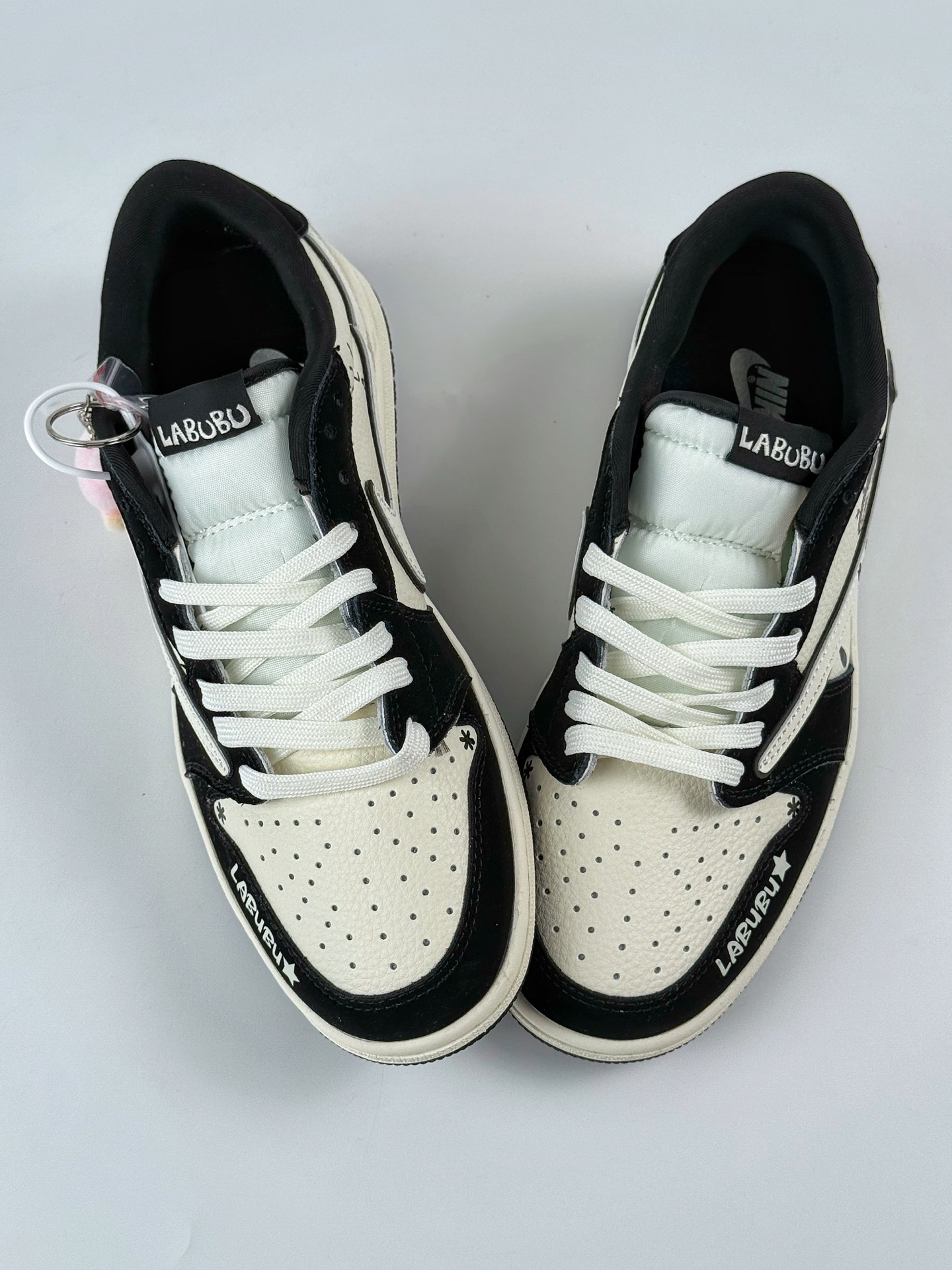 260 Travis Scott x Nike Air Jordan 1 Low x 拉布布涂鸦 Air Jordan 1 Low 反转黑白拉布布倒钩 XB1979-017-Chinese UA Cheap High Quatity Brand Clothes Bags handbags Sneakers wholesale wholesaler seller from China Factory suppliers Fashion Clothing Shoes best Quality Beautiful Price 260 Travis Scott x Nike Air Jordan 1 Low x 拉布布涂鸦 Air Jordan 1 Low 反转黑白拉布布倒钩 XB1979-017