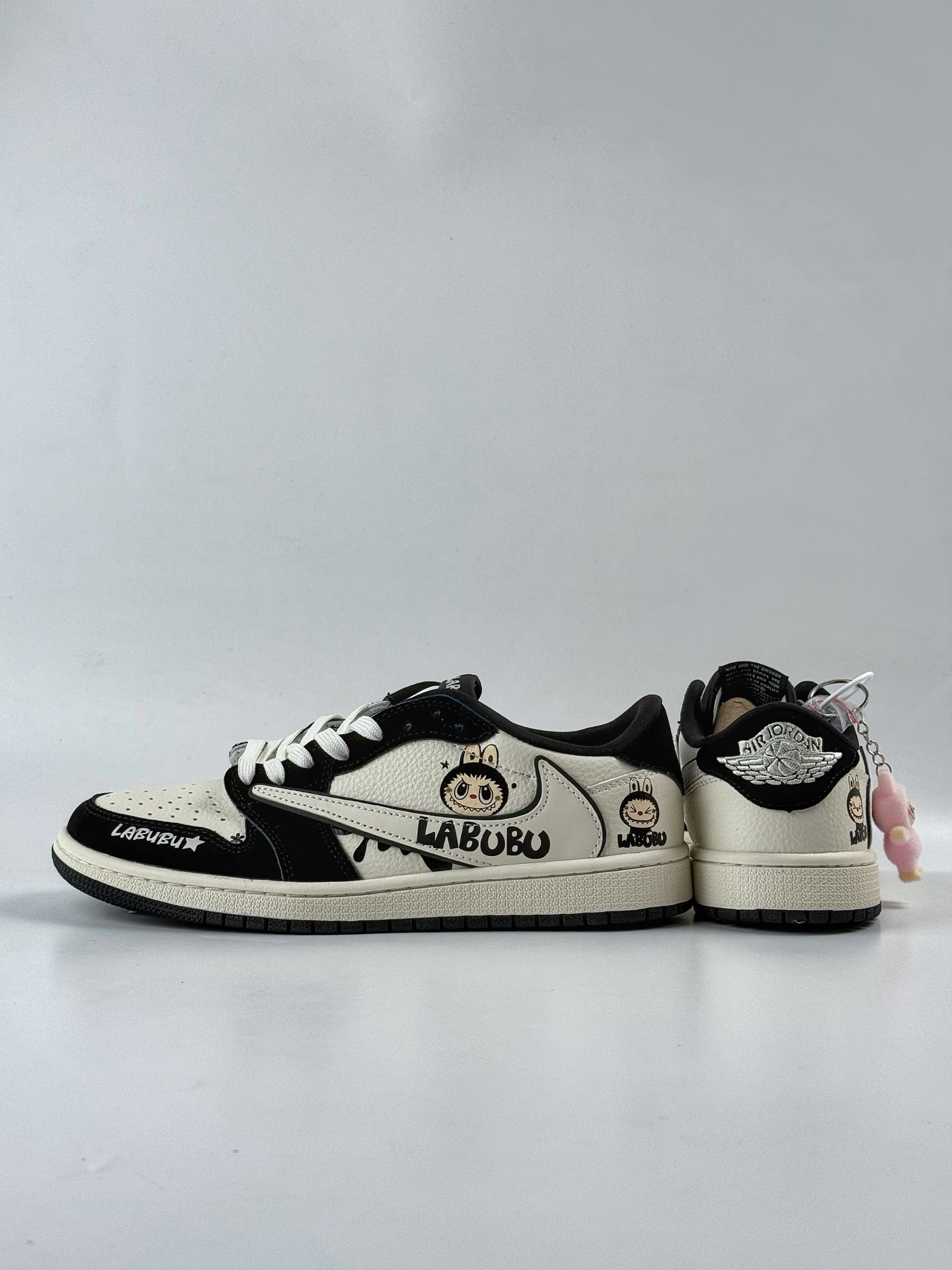 260 Travis Scott x Nike Air Jordan 1 Low x 拉布布涂鸦 Air Jordan 1 Low 反转黑白拉布布倒钩 XB1979-017-Chinese UA Cheap High Quatity Brand Clothes Bags handbags Sneakers wholesale wholesaler seller from China Factory suppliers Fashion Clothing Shoes best Quality Beautiful Price 260 Travis Scott x Nike Air Jordan 1 Low x 拉布布涂鸦 Air Jordan 1 Low 反转黑白拉布布倒钩 XB1979-017