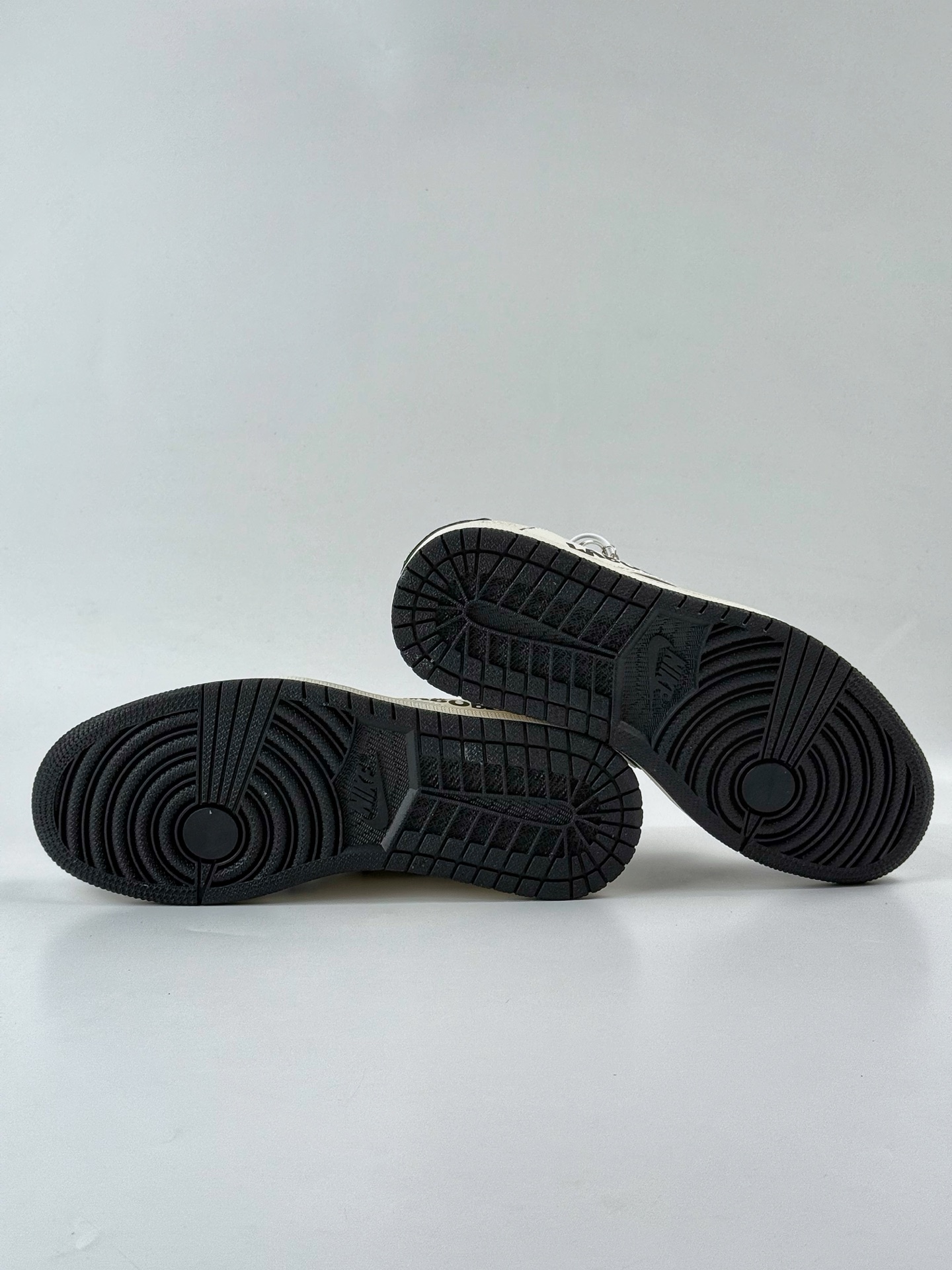 260 Travis Scott x Nike Air Jordan 1 Low x 拉布布涂鸦 Air Jordan 1 Low 反转黑白拉布布倒钩 XB1979-017-Chinese UA Cheap High Quatity Brand Clothes Bags handbags Sneakers wholesale wholesaler seller from China Factory suppliers Fashion Clothing Shoes best Quality Beautiful Price 260 Travis Scott x Nike Air Jordan 1 Low x 拉布布涂鸦 Air Jordan 1 Low 反转黑白拉布布倒钩 XB1979-017