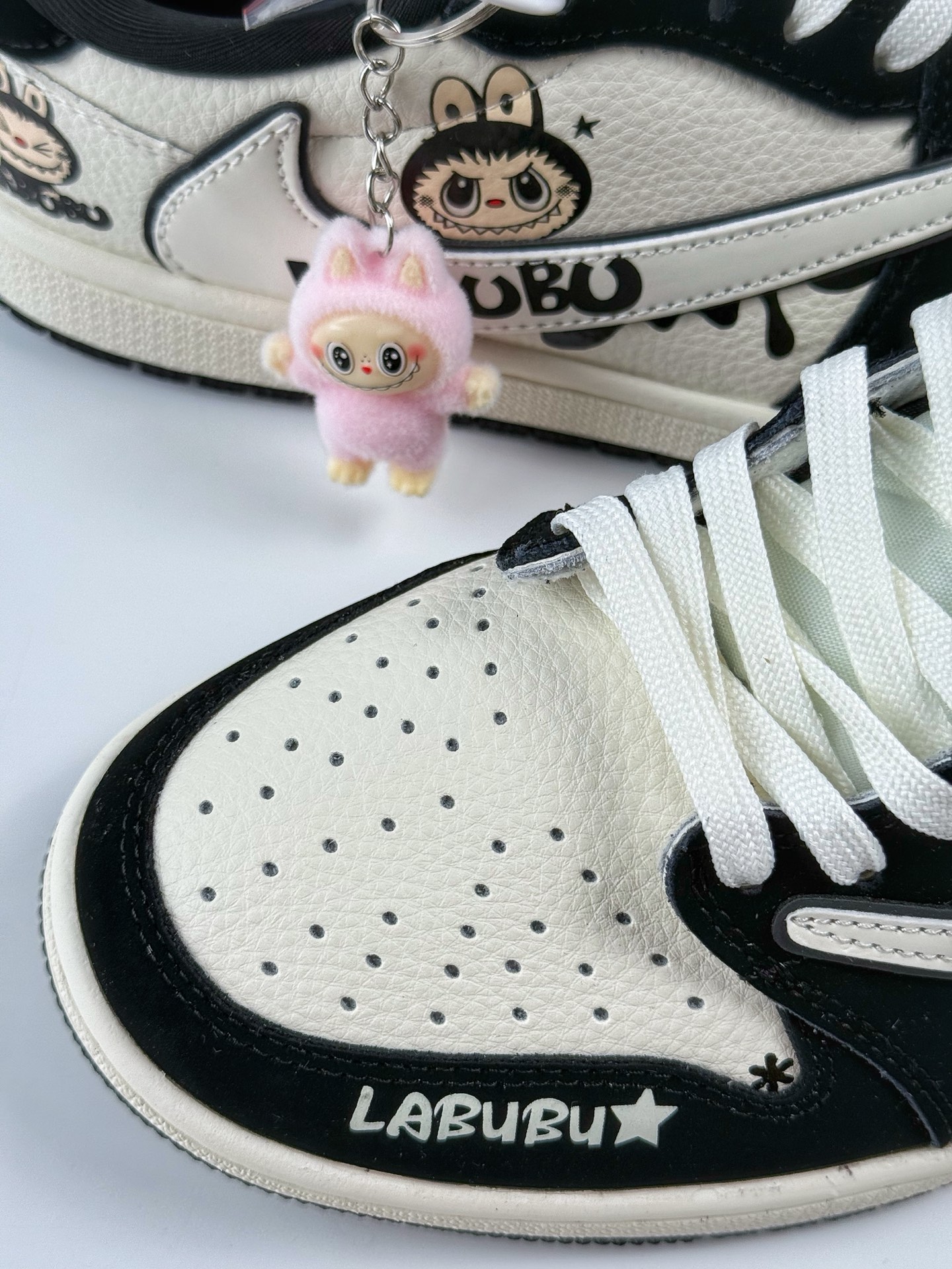 260 Travis Scott x Nike Air Jordan 1 Low x 拉布布涂鸦 Air Jordan 1 Low 反转黑白拉布布倒钩 XB1979-017-Chinese UA Cheap High Quatity Brand Clothes Bags handbags Sneakers wholesale wholesaler seller from China Factory suppliers Fashion Clothing Shoes best Quality Beautiful Price 260 Travis Scott x Nike Air Jordan 1 Low x 拉布布涂鸦 Air Jordan 1 Low 反转黑白拉布布倒钩 XB1979-017