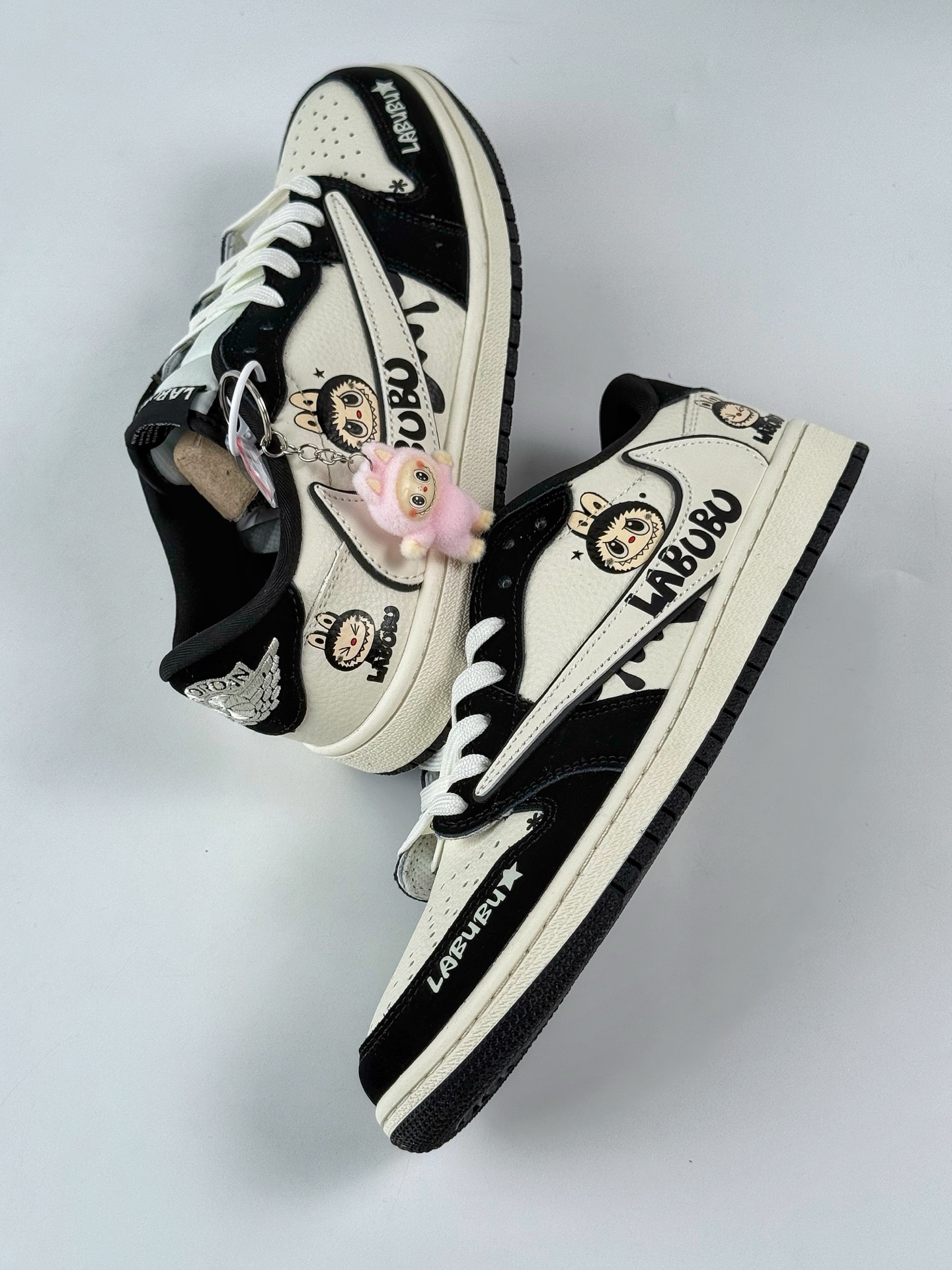260 Travis Scott x Nike Air Jordan 1 Low x 拉布布涂鸦 Air Jordan 1 Low 反转黑白拉布布倒钩 XB1979-017-Chinese UA Cheap High Quatity Brand Clothes Bags handbags Sneakers wholesale wholesaler seller from China Factory suppliers Fashion Clothing Shoes best Quality Beautiful Price 260 Travis Scott x Nike Air Jordan 1 Low x 拉布布涂鸦 Air Jordan 1 Low 反转黑白拉布布倒钩 XB1979-017
