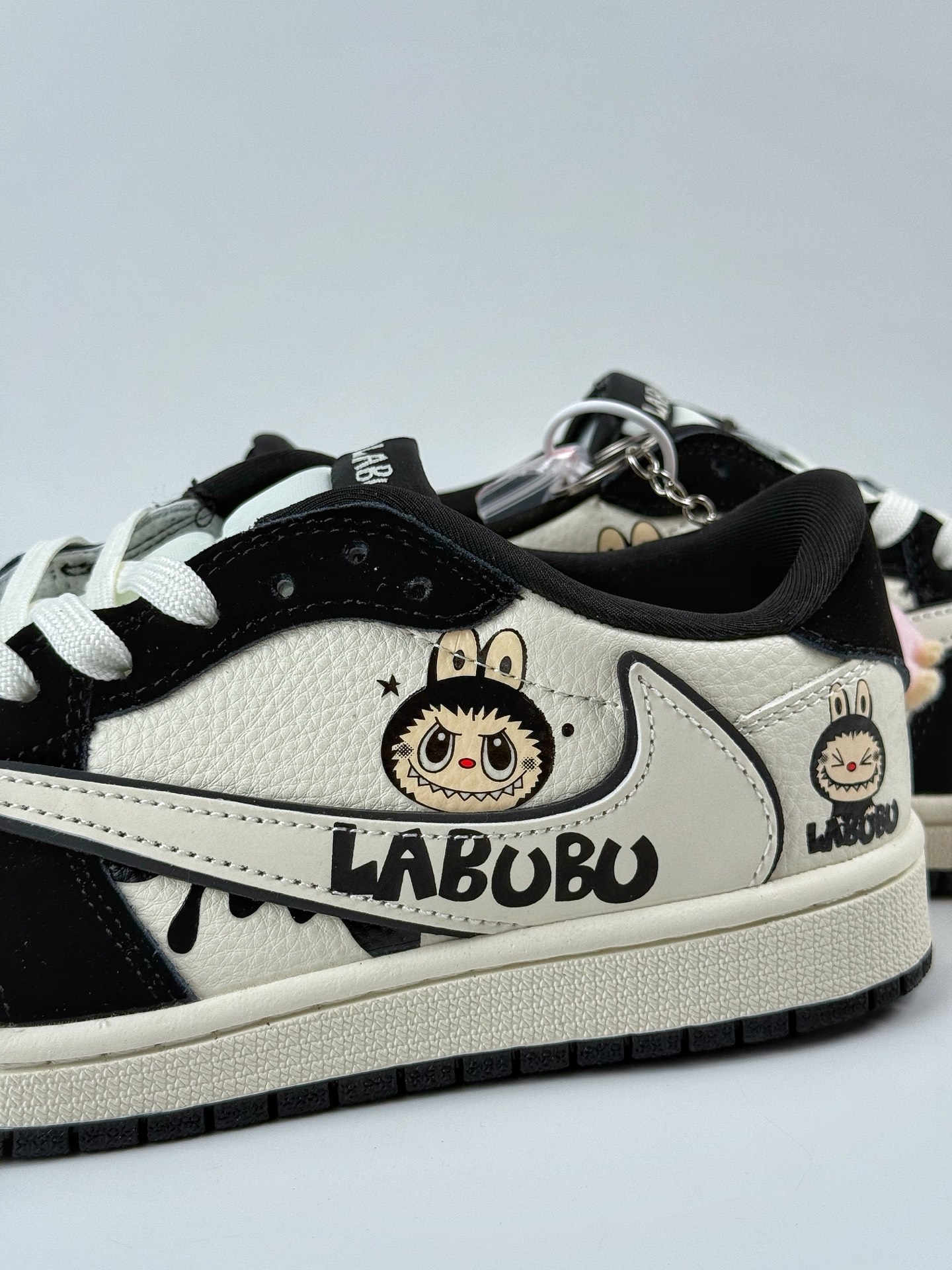 260 Travis Scott x Nike Air Jordan 1 Low x 拉布布涂鸦 Air Jordan 1 Low 反转黑白拉布布倒钩 XB1979-017-Chinese UA Cheap High Quatity Brand Clothes Bags handbags Sneakers wholesale wholesaler seller from China Factory suppliers Fashion Clothing Shoes best Quality Beautiful Price 260 Travis Scott x Nike Air Jordan 1 Low x 拉布布涂鸦 Air Jordan 1 Low 反转黑白拉布布倒钩 XB1979-017