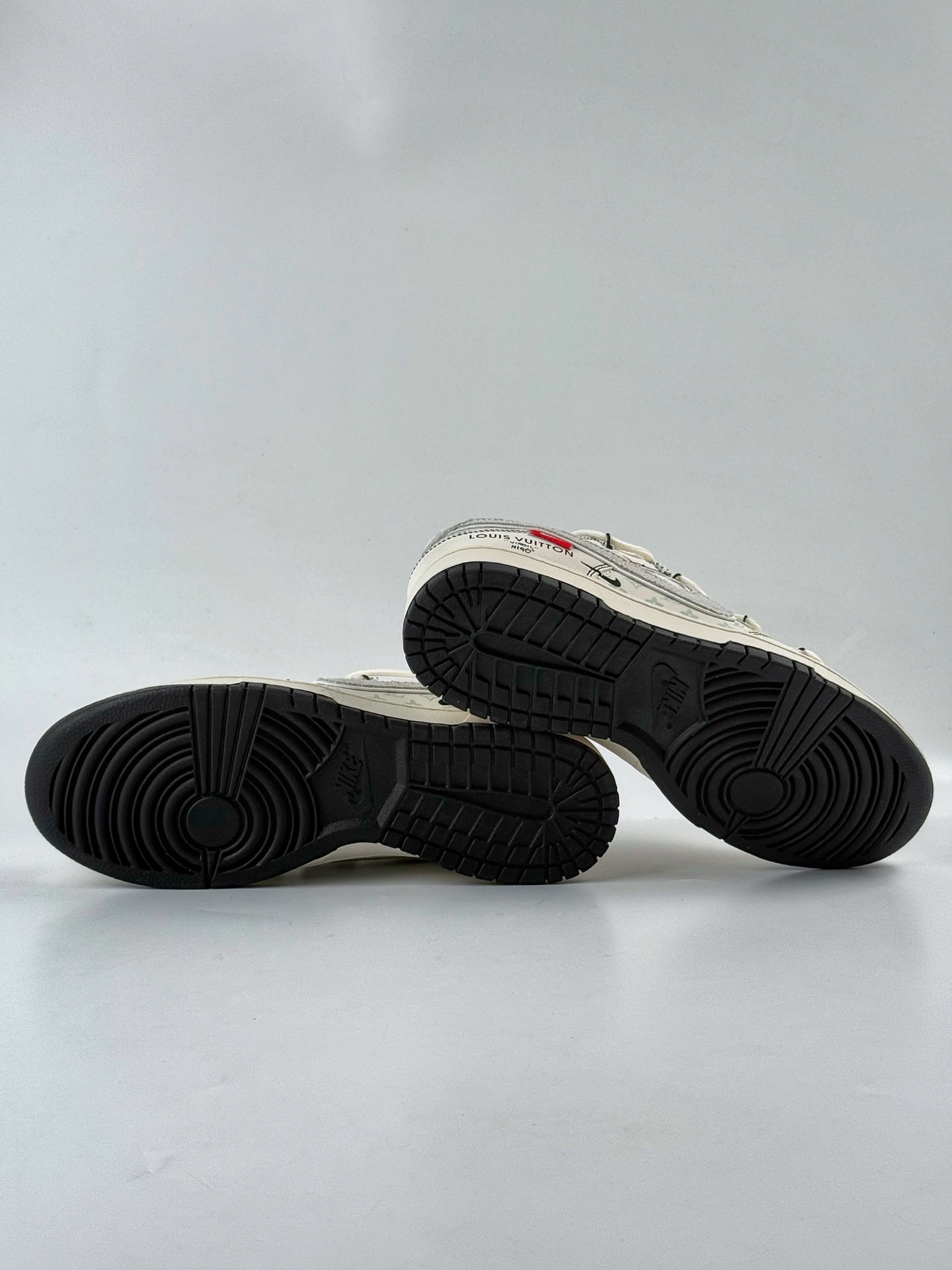 300 Nike SB Dunk Low x Louis Vuitton 白灰三小勾绑带满天星 YX5066-379-Chinese UA Cheap High Quatity Brand Clothes Bags handbags Sneakers wholesale wholesaler seller from China Factory suppliers Fashion Clothing Shoes best Quality Beautiful Price 300 Nike SB Dunk Low x Louis Vuitton 白灰三小勾绑带满天星 YX5066-379