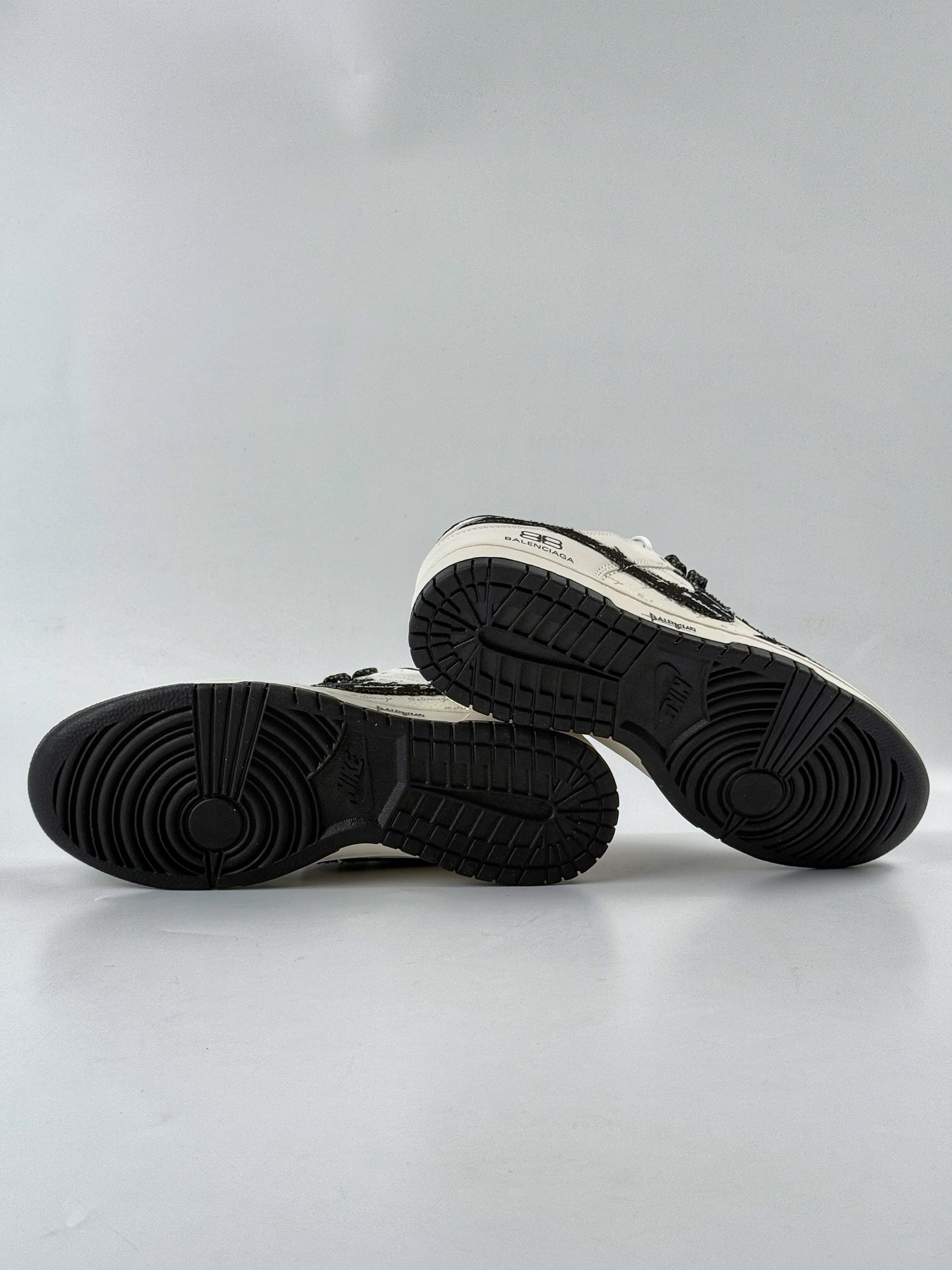 260 Nike SB Dunk Low x Balenciaga 黑白小勾满天星 XD1588-226-Chinese UA Cheap High Quatity Brand Clothes Bags handbags Sneakers wholesale wholesaler seller from China Factory suppliers Fashion Clothing Shoes best Quality Beautiful Price 260 Nike SB Dunk Low x Balenciaga 黑白小勾满天星 XD1588-226