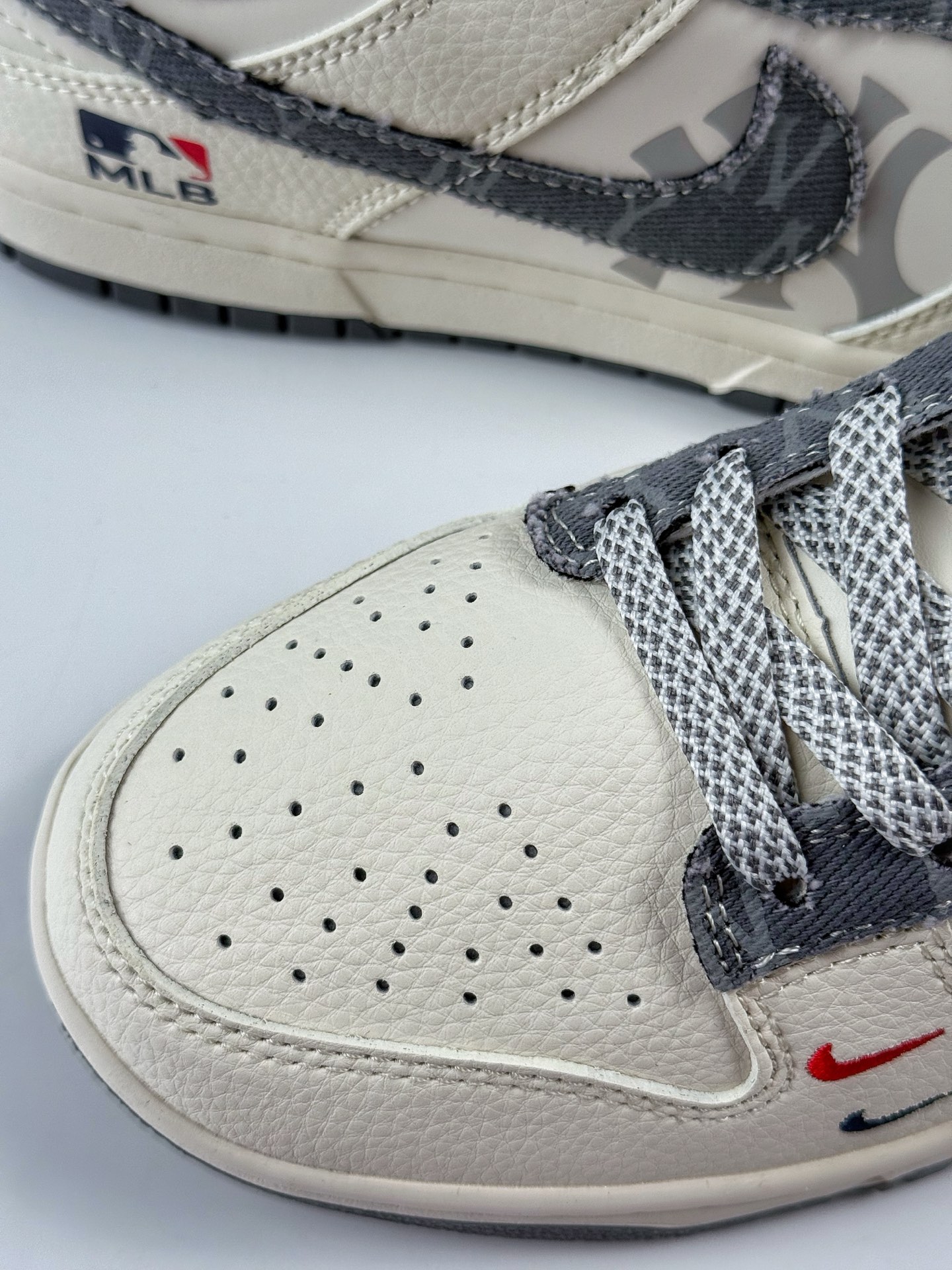 260 Nike SB Dunk Low x MLB 白黑双小勾满天星 HS8068-055-Chinese UA Cheap High Quatity Brand Clothes Bags handbags Sneakers wholesale wholesaler seller from China Factory suppliers Fashion Clothing Shoes best Quality Beautiful Price 260 Nike SB Dunk Low x MLB 白黑双小勾满天星 HS8068-055