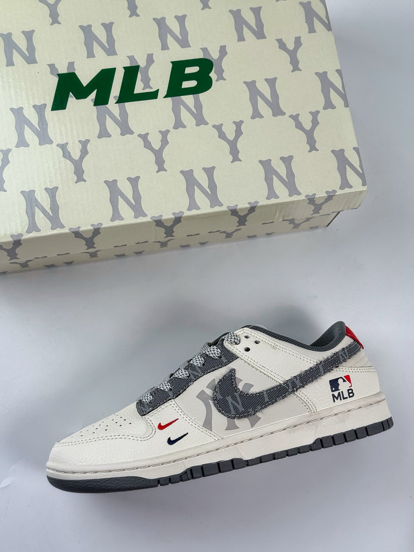 260 Nike SB Dunk Low x MLB 白黑双小勾满天星 HS8068-055-Chinese UA Cheap High Quatity Brand Clothes Bags handbags Sneakers wholesale wholesaler seller from China Factory suppliers Fashion Clothing Shoes best Quality Beautiful Price 260 Nike SB Dunk Low x MLB 白黑双小勾满天星 HS8068-055