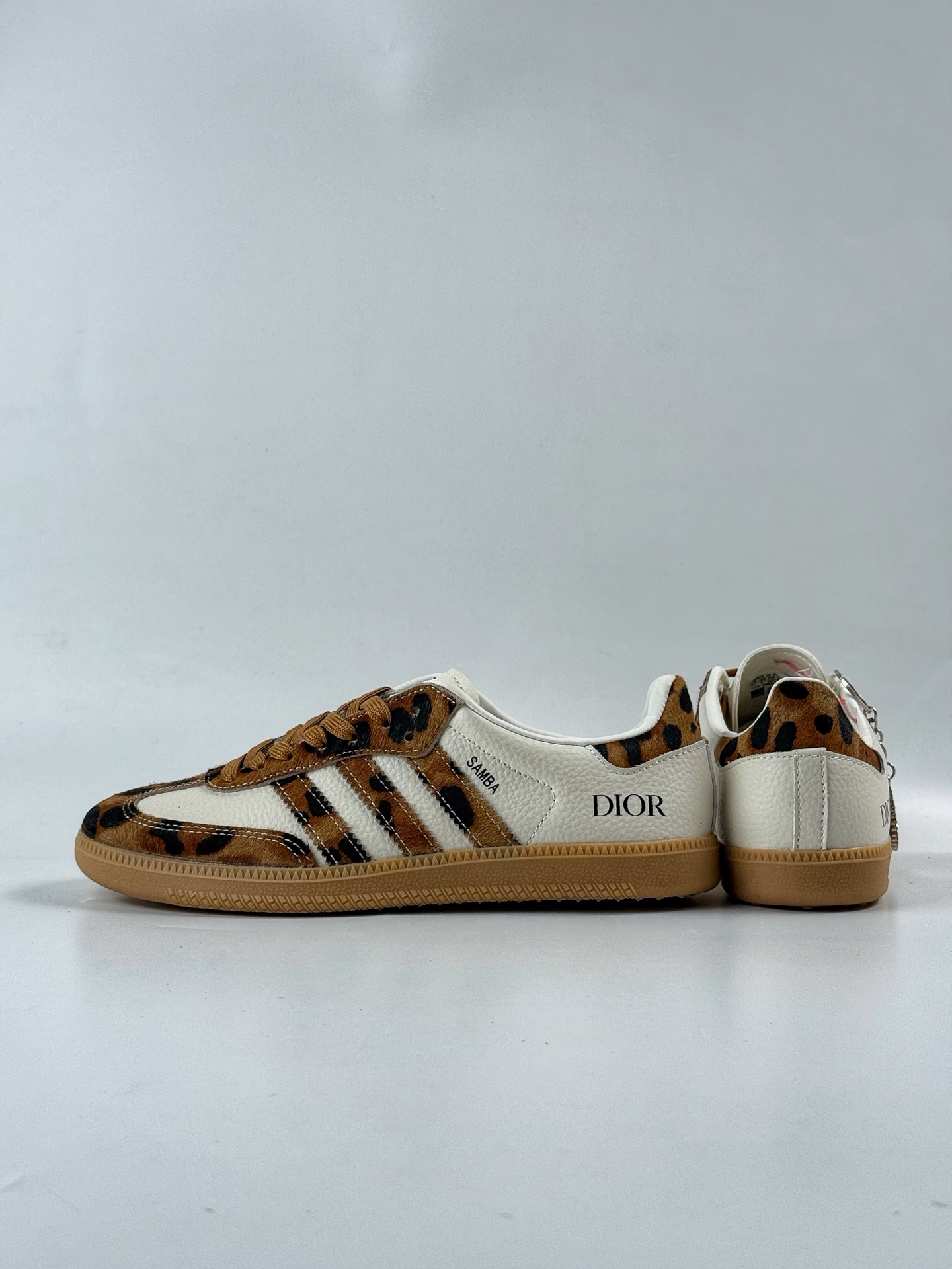 200 adidas originals Samba OG x DIOR 豹纹 桑巴舞系列复古经典轻便板鞋 XR0009-Chinese UA Cheap High Quatity Brand Clothes Bags handbags Sneakers wholesale wholesaler seller from China Factory suppliers Fashion Clothing Shoes best Quality Beautiful Price 200 adidas originals Samba OG x DIOR 豹纹 桑巴舞系列复古经典轻便板鞋 XR0009