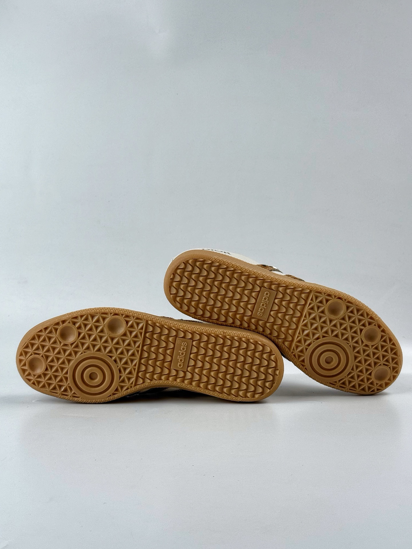 200 adidas originals Samba OG x DIOR 豹纹 桑巴舞系列复古经典轻便板鞋 XR0009-Chinese UA Cheap High Quatity Brand Clothes Bags handbags Sneakers wholesale wholesaler seller from China Factory suppliers Fashion Clothing Shoes best Quality Beautiful Price 200 adidas originals Samba OG x DIOR 豹纹 桑巴舞系列复古经典轻便板鞋 XR0009