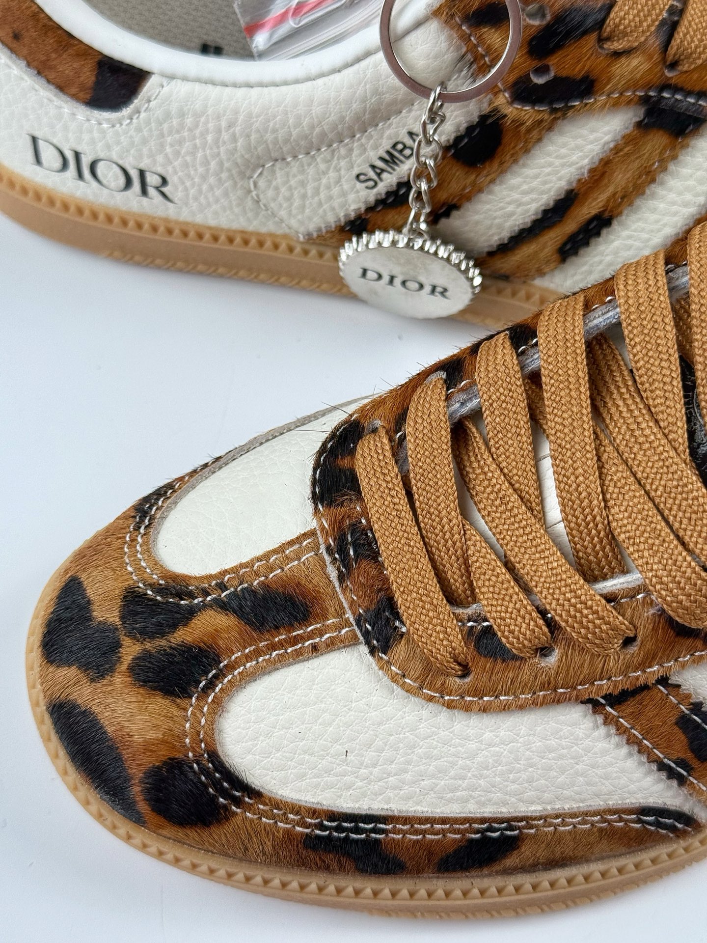 200 adidas originals Samba OG x DIOR 豹纹 桑巴舞系列复古经典轻便板鞋 XR0009-Chinese UA Cheap High Quatity Brand Clothes Bags handbags Sneakers wholesale wholesaler seller from China Factory suppliers Fashion Clothing Shoes best Quality Beautiful Price 200 adidas originals Samba OG x DIOR 豹纹 桑巴舞系列复古经典轻便板鞋 XR0009