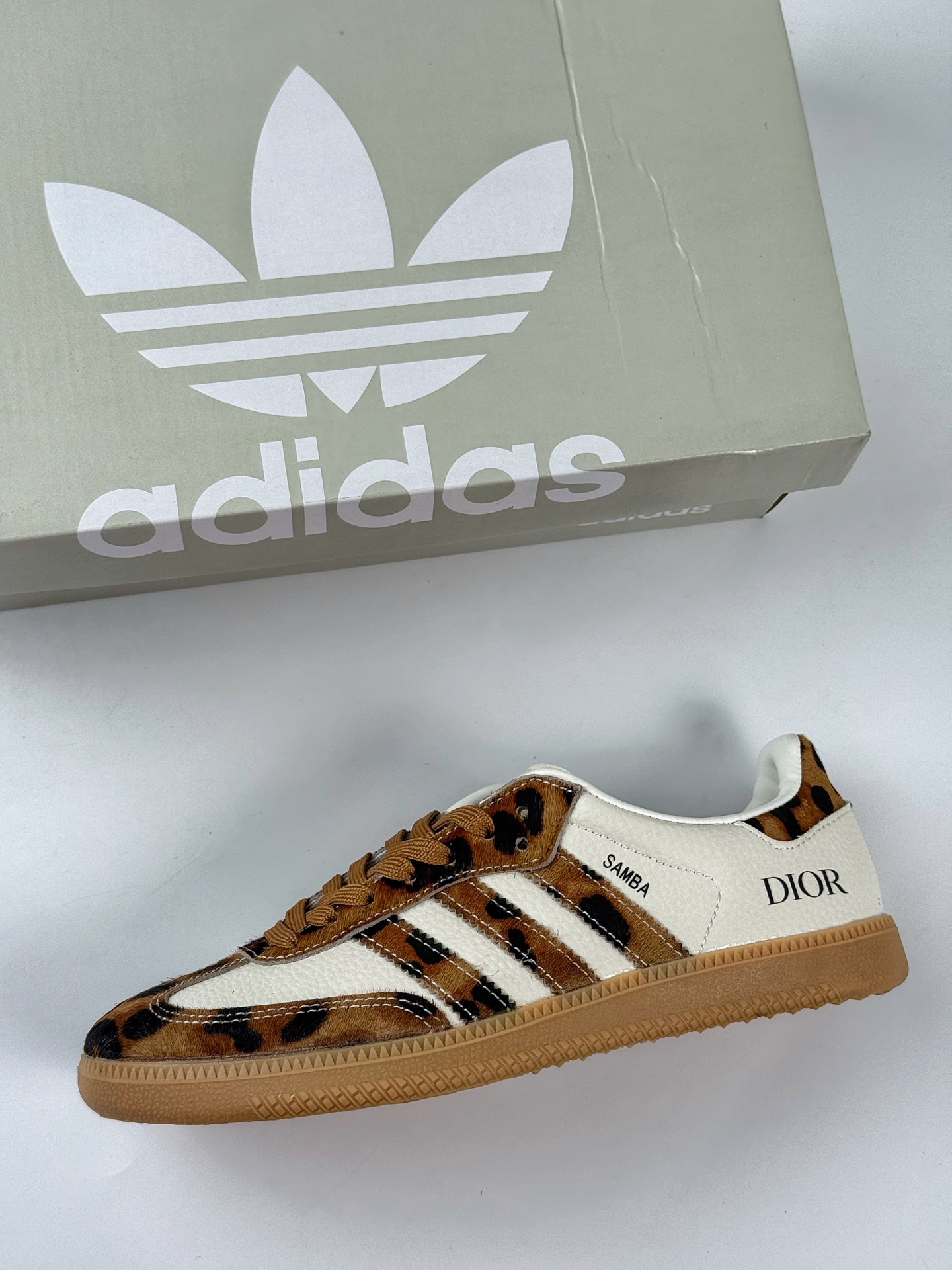 200 adidas originals Samba OG x DIOR 豹纹 桑巴舞系列复古经典轻便板鞋 XR0009-Chinese UA Cheap High Quatity Brand Clothes Bags handbags Sneakers wholesale wholesaler seller from China Factory suppliers Fashion Clothing Shoes best Quality Beautiful Price 200 adidas originals Samba OG x DIOR 豹纹 桑巴舞系列复古经典轻便板鞋 XR0009