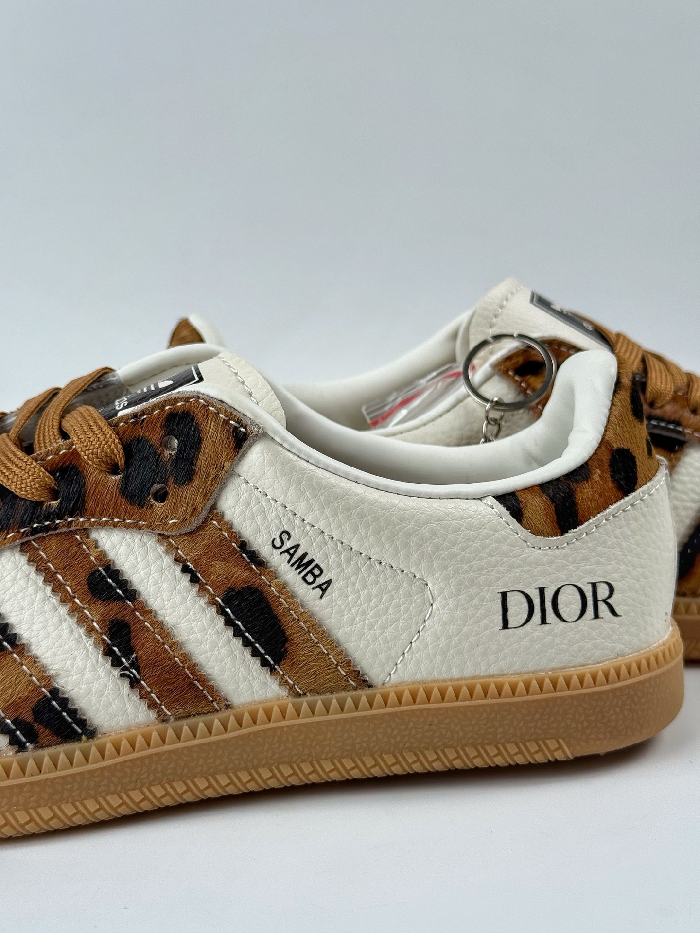 200 adidas originals Samba OG x DIOR 豹纹 桑巴舞系列复古经典轻便板鞋 XR0009-Chinese UA Cheap High Quatity Brand Clothes Bags handbags Sneakers wholesale wholesaler seller from China Factory suppliers Fashion Clothing Shoes best Quality Beautiful Price 200 adidas originals Samba OG x DIOR 豹纹 桑巴舞系列复古经典轻便板鞋 XR0009