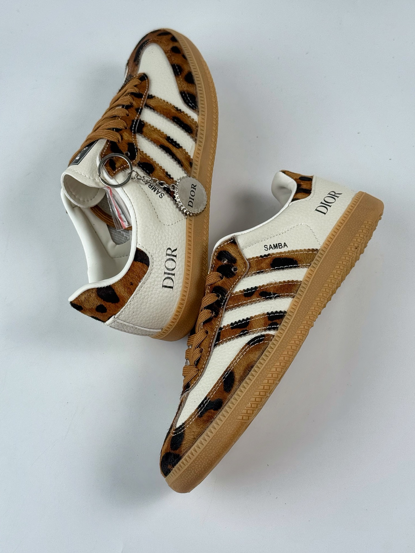 200 adidas originals Samba OG x DIOR 豹纹 桑巴舞系列复古经典轻便板鞋 XR0009-Chinese UA Cheap High Quatity Brand Clothes Bags handbags Sneakers wholesale wholesaler seller from China Factory suppliers Fashion Clothing Shoes best Quality Beautiful Price 200 adidas originals Samba OG x DIOR 豹纹 桑巴舞系列复古经典轻便板鞋 XR0009