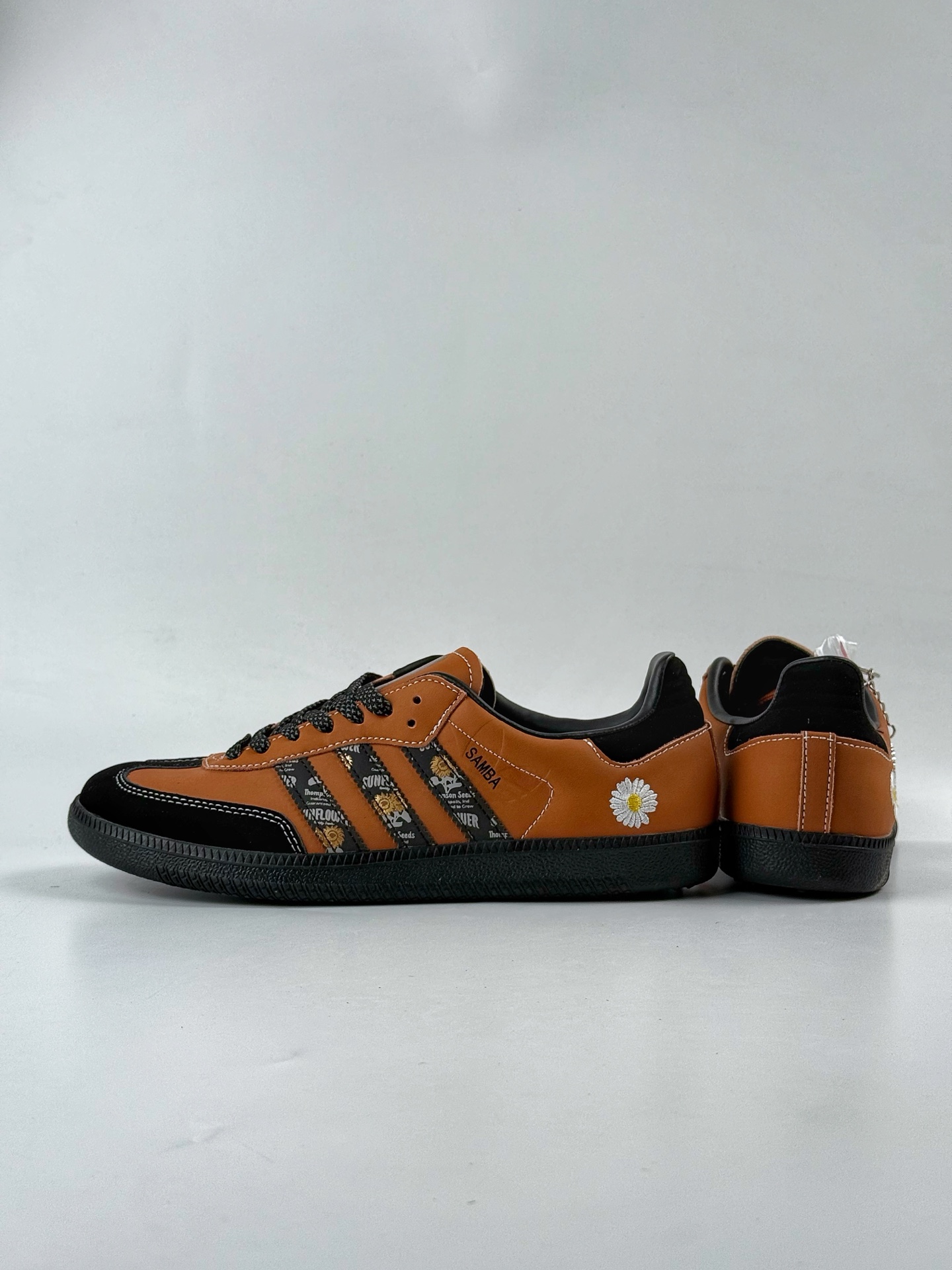 200 adidas originals Samba OG 小雏菊 黑棕 桑巴舞系列复古经典轻便板鞋 XR0008-Chinese UA Cheap High Quatity Brand Clothes Bags handbags Sneakers wholesale wholesaler seller from China Factory suppliers Fashion Clothing Shoes best Quality Beautiful Price 200 adidas originals Samba OG 小雏菊 黑棕 桑巴舞系列复古经典轻便板鞋 XR0008
