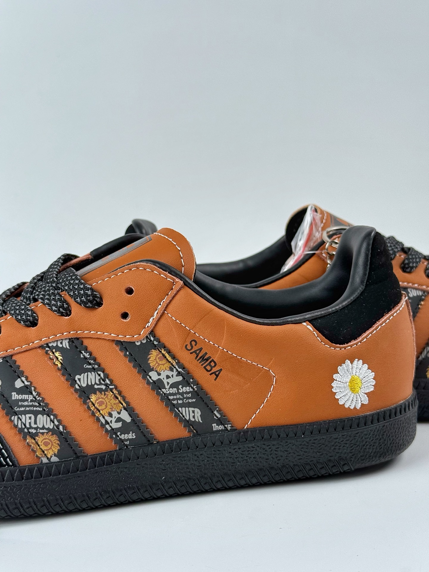 200 adidas originals Samba OG 小雏菊 黑棕 桑巴舞系列复古经典轻便板鞋 XR0008-Chinese UA Cheap High Quatity Brand Clothes Bags handbags Sneakers wholesale wholesaler seller from China Factory suppliers Fashion Clothing Shoes best Quality Beautiful Price 200 adidas originals Samba OG 小雏菊 黑棕 桑巴舞系列复古经典轻便板鞋 XR0008