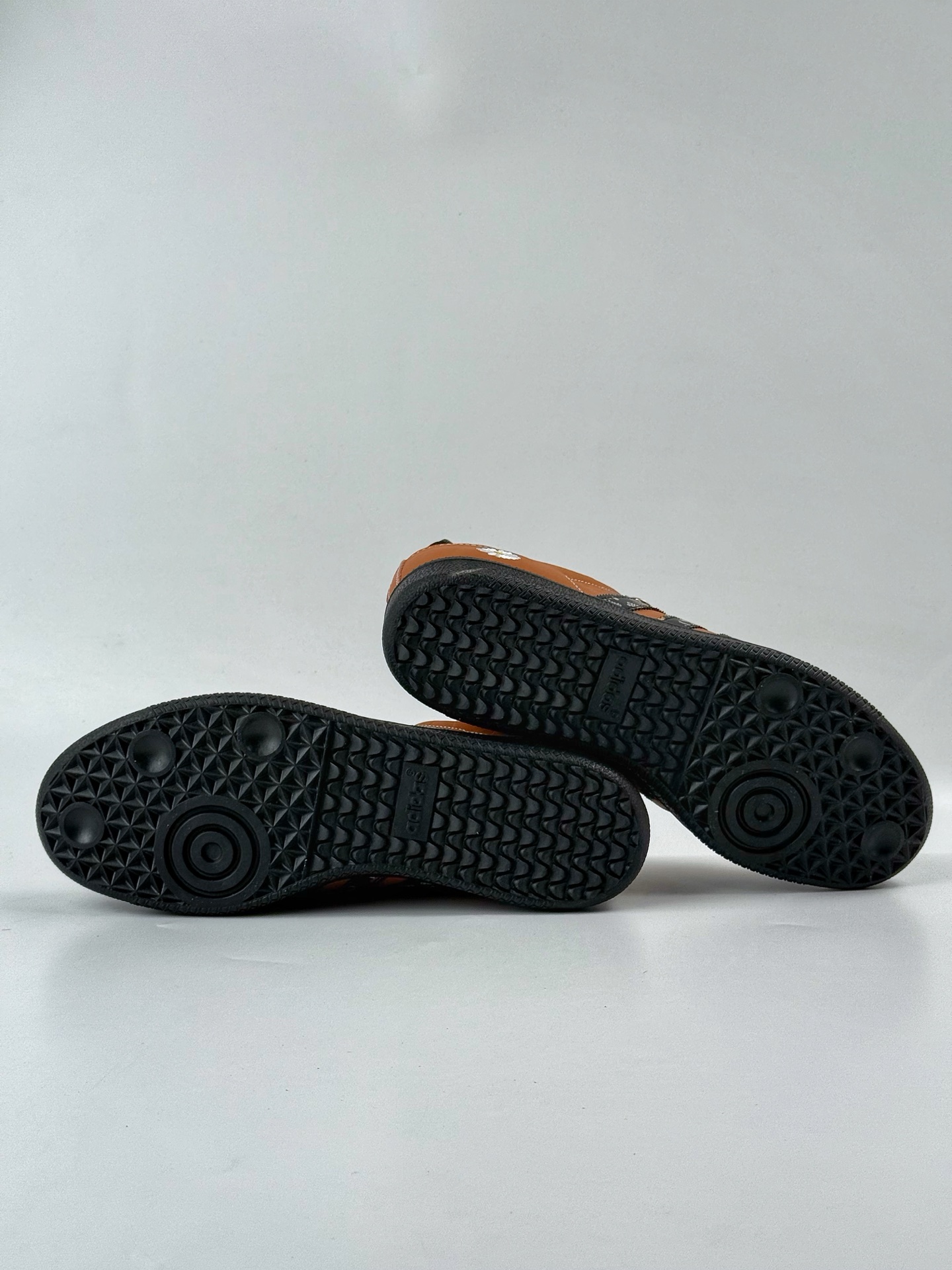 200 adidas originals Samba OG 小雏菊 黑棕 桑巴舞系列复古经典轻便板鞋 XR0008-Chinese UA Cheap High Quatity Brand Clothes Bags handbags Sneakers wholesale wholesaler seller from China Factory suppliers Fashion Clothing Shoes best Quality Beautiful Price 200 adidas originals Samba OG 小雏菊 黑棕 桑巴舞系列复古经典轻便板鞋 XR0008