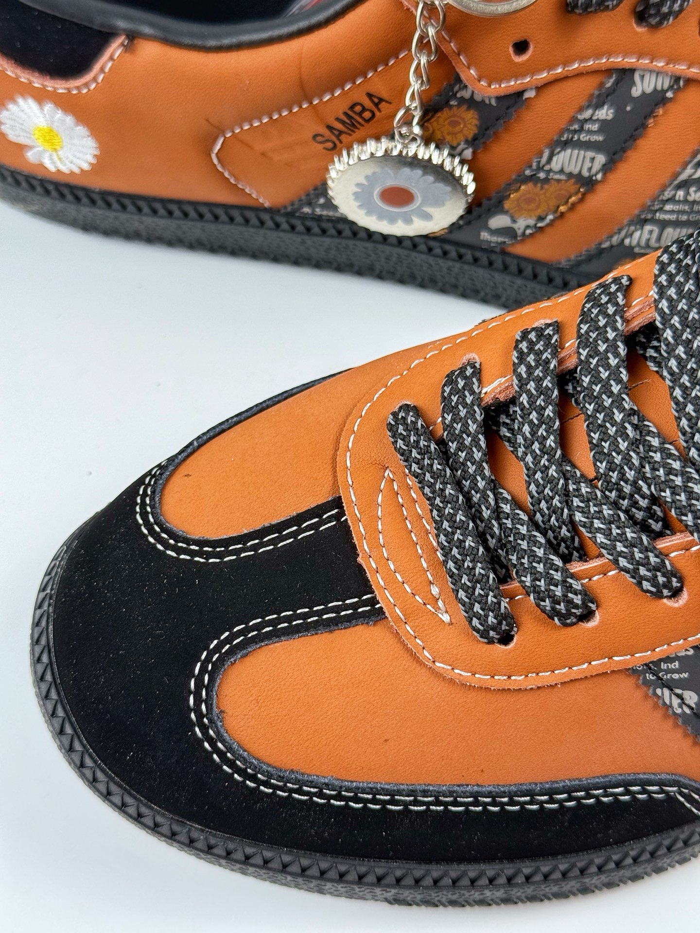 200 adidas originals Samba OG 小雏菊 黑棕 桑巴舞系列复古经典轻便板鞋 XR0008-Chinese UA Cheap High Quatity Brand Clothes Bags handbags Sneakers wholesale wholesaler seller from China Factory suppliers Fashion Clothing Shoes best Quality Beautiful Price 200 adidas originals Samba OG 小雏菊 黑棕 桑巴舞系列复古经典轻便板鞋 XR0008