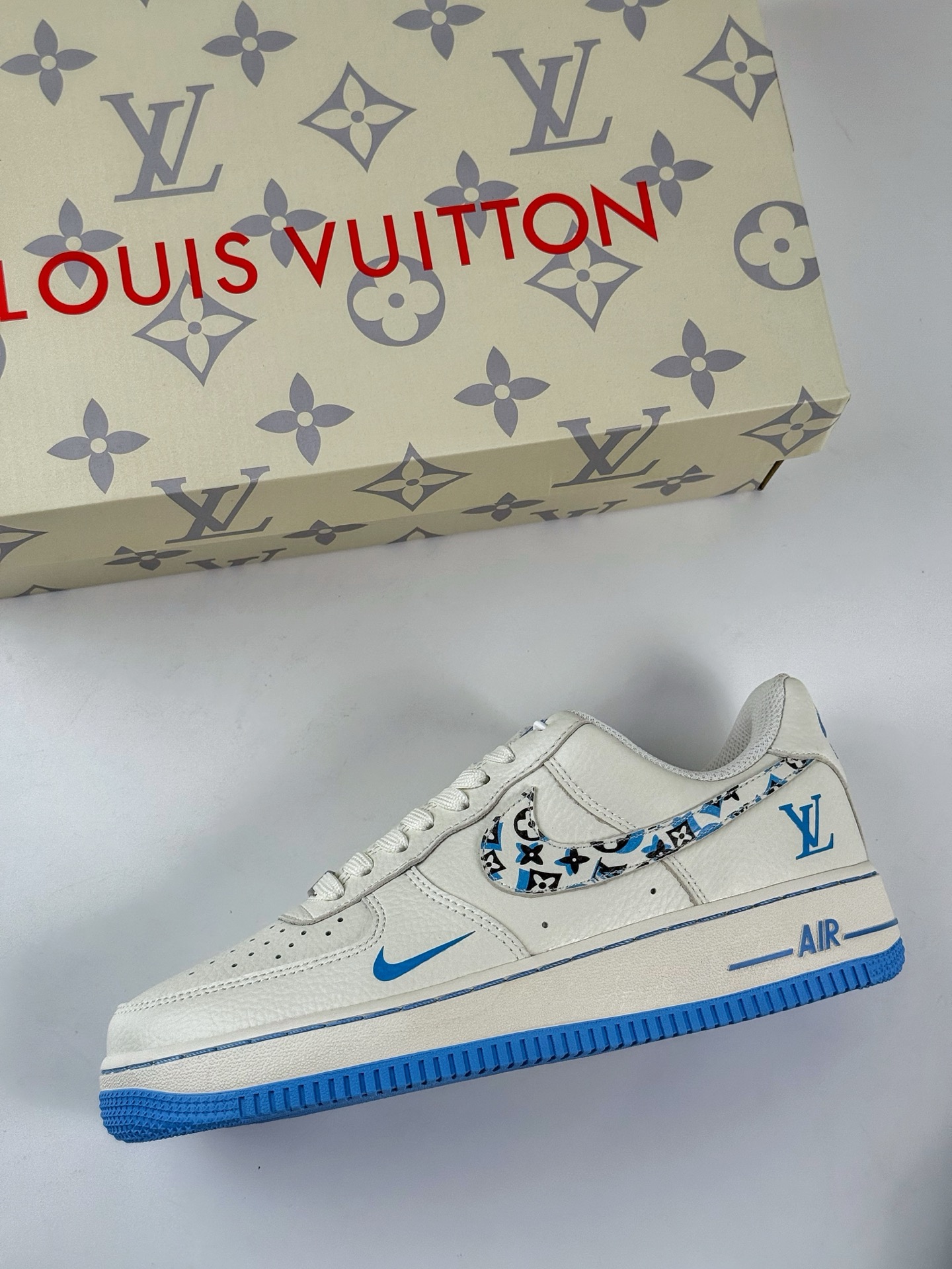 260 Nike Air Force 1 Low 07 x Louis Vuitton 米蓝小勾 LW9279-017