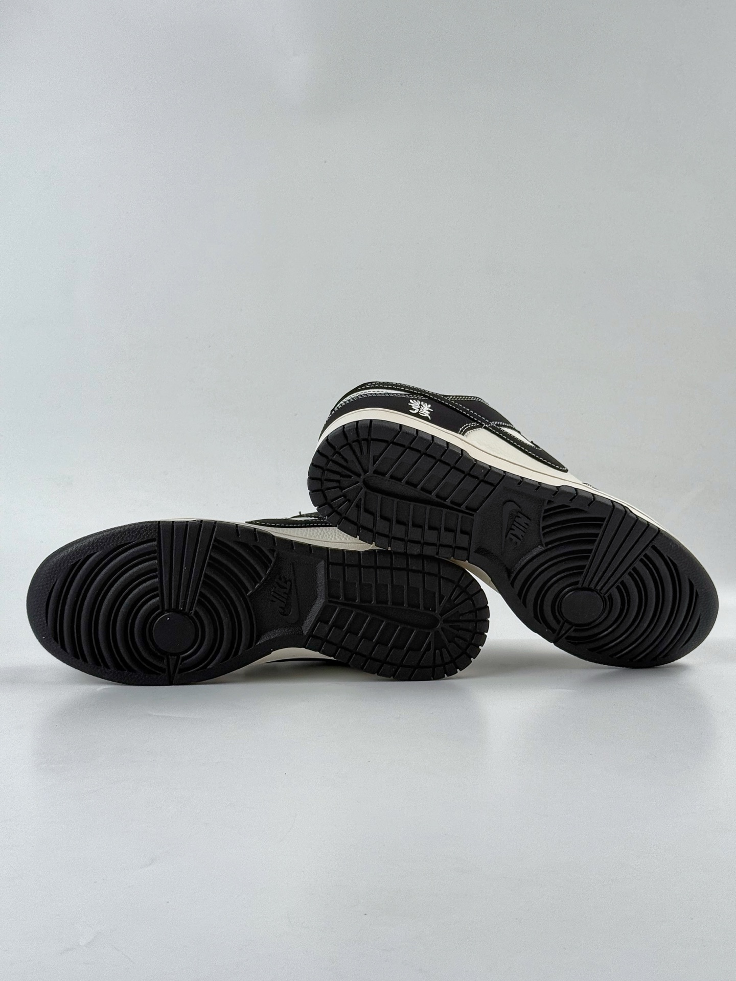 280 Nike SB Dunk Low 发财 黑白小勾满天星 CS1688-112