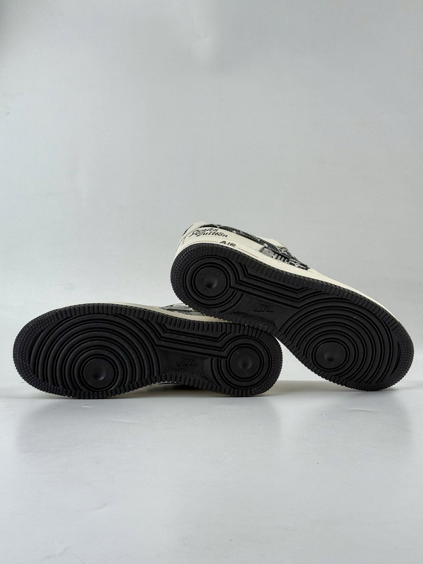 260 Nike Air Force 1 Low 07 x Louis Vuitton 白黑小勾满天星  DK0798-001