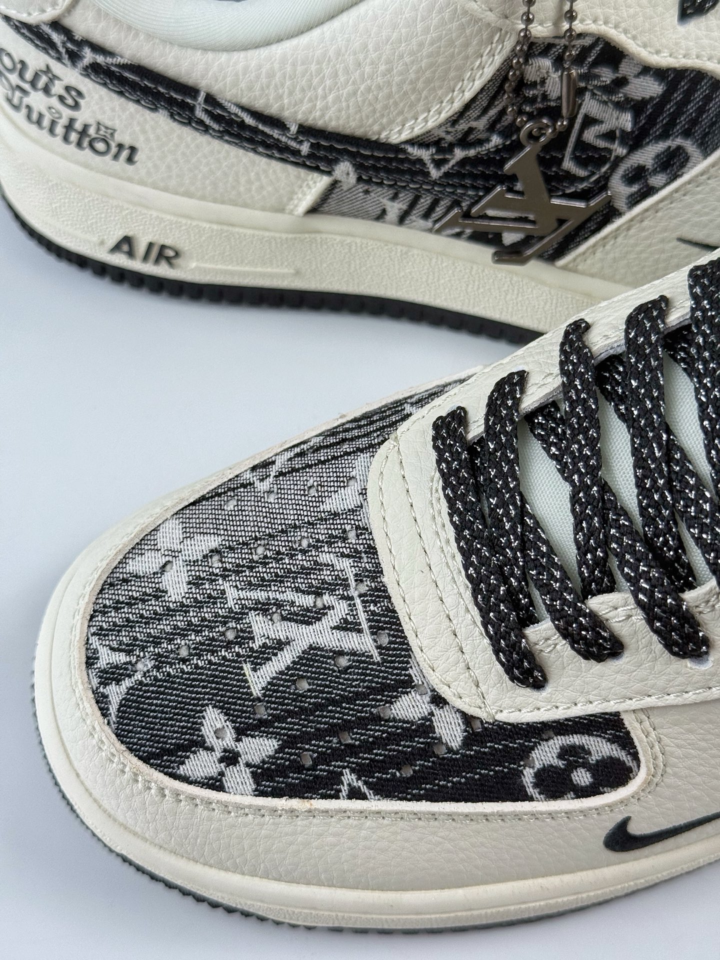 260 Nike Air Force 1 Low 07 x Louis Vuitton 白黑小勾满天星  DK0798-001