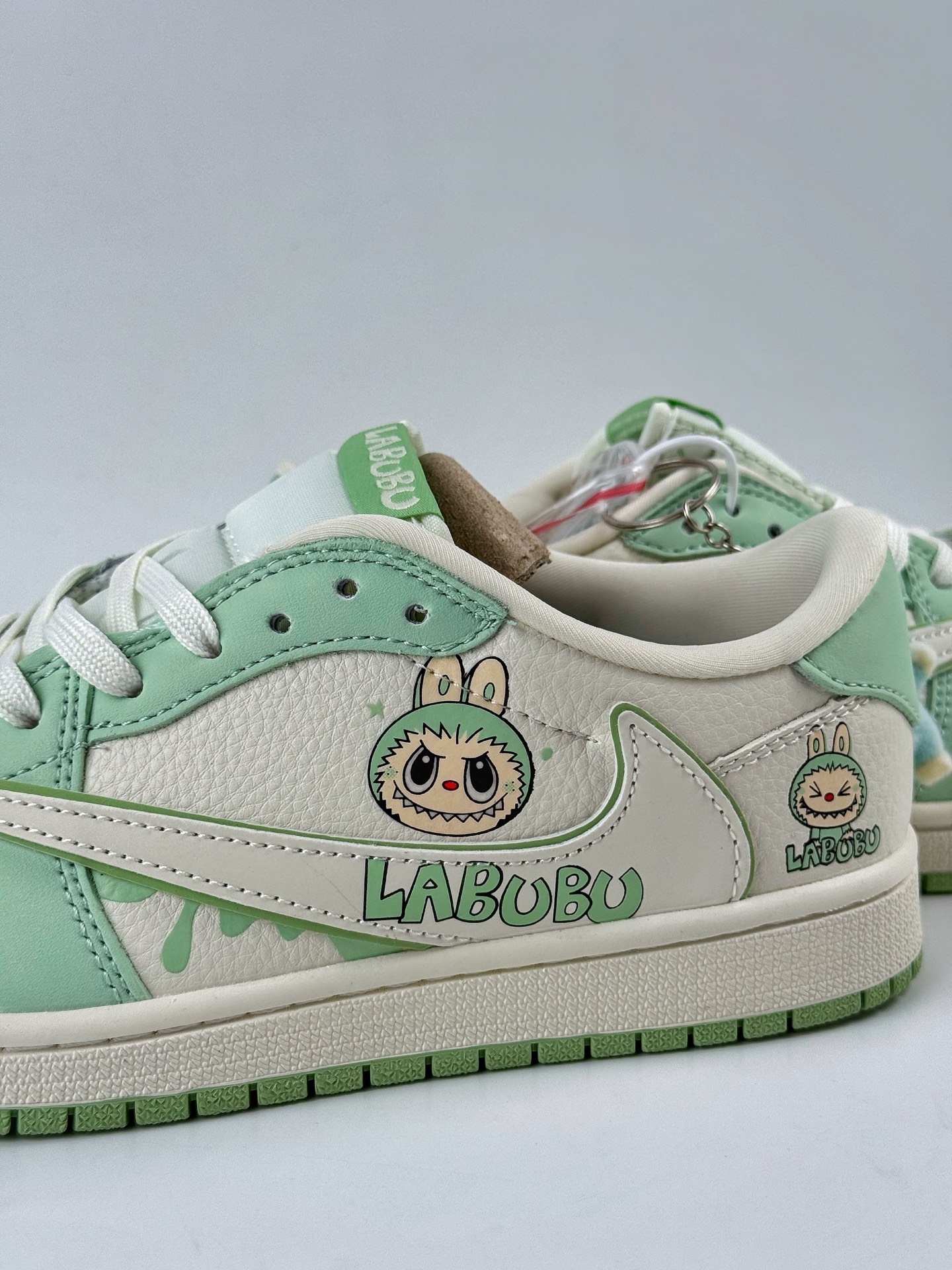 260 Travis Scott x Nike Air Jordan 1 Low x 拉布布涂鸦 Air Jordan 1 Low 反转绿白拉布布倒钩  XB1979-018-Chinese  UA Cheap High Quatity Brand  Clothes Bags handbags Sneakers wholesale wholesaler seller from China Factory suppliers Fashion Clothing  Shoes best Quality Beautiful Price  260 Travis Scott x Nike Air Jordan 1 Low x 拉布布涂鸦 Air Jordan 1 Low 反转绿白拉布布倒钩  XB1979-018