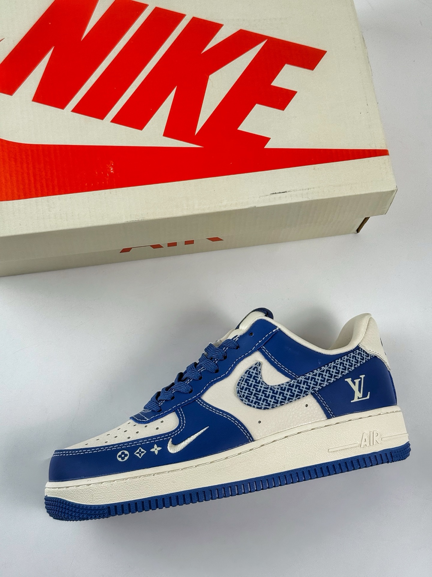 Nike Air Force 1 Low 07 x Louis Vuitton 蓝白小勾  KK1988-092
