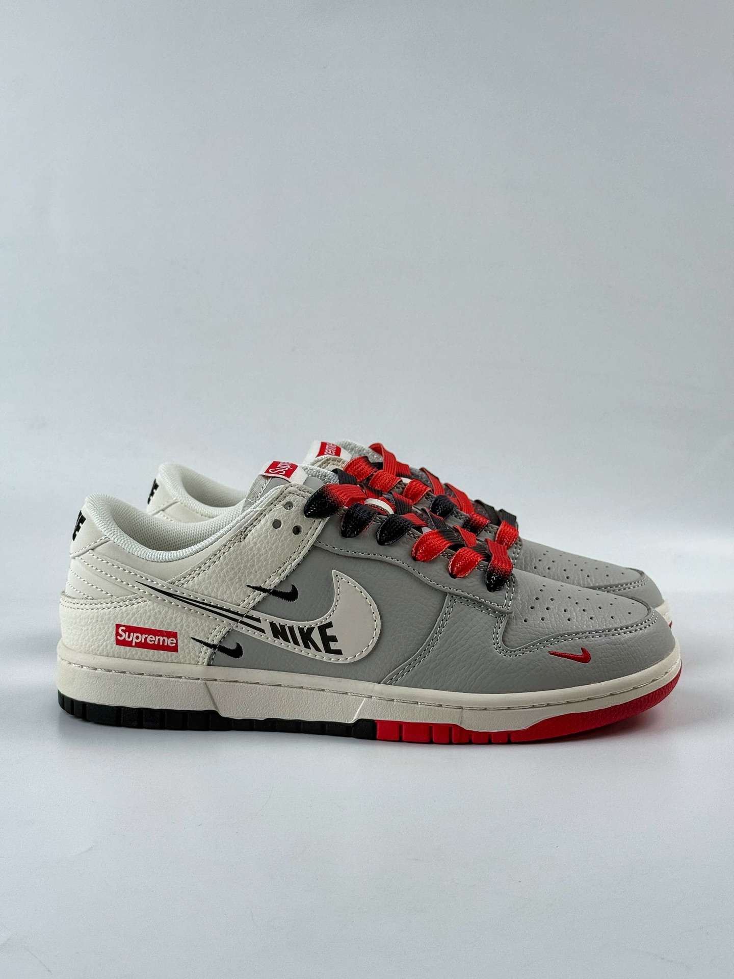 Nike SB Dunk Low x Superme 灰白三小勾 QW5836-010