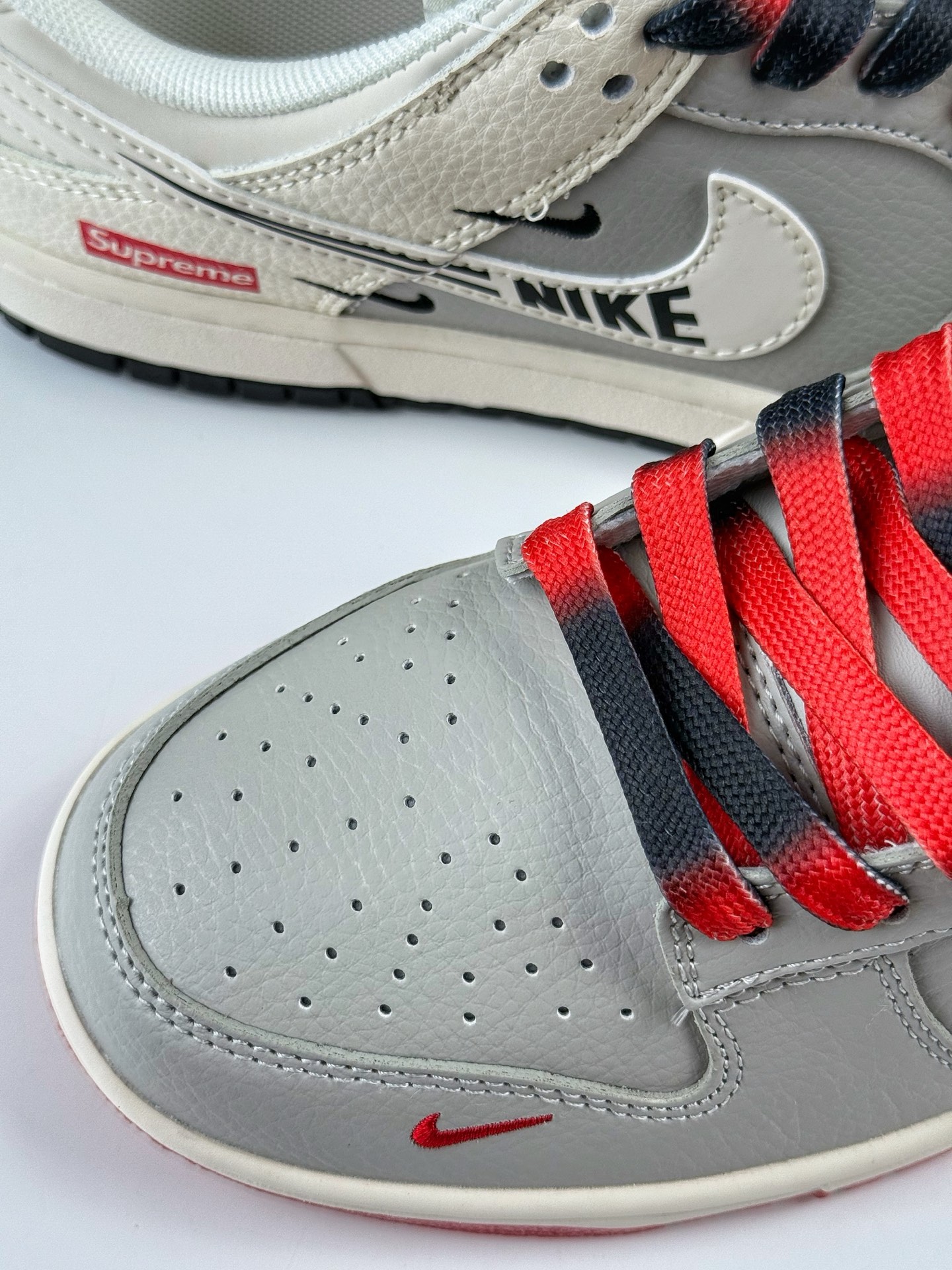 Nike SB Dunk Low x Superme 灰白三小勾 QW5836-010