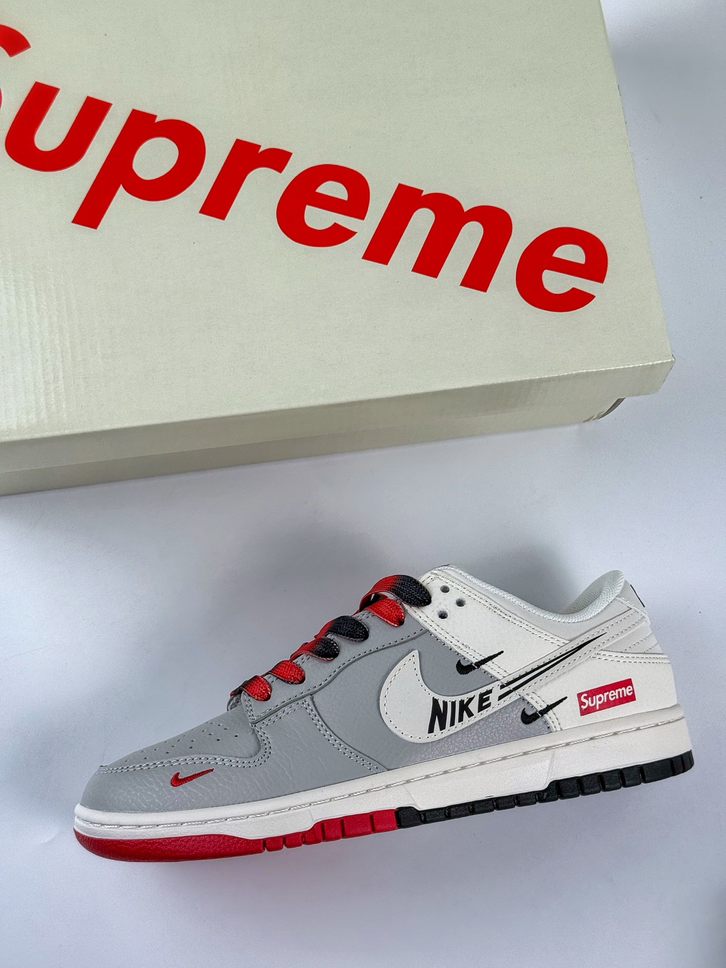 Nike SB Dunk Low x Superme 灰白三小勾 QW5836-010