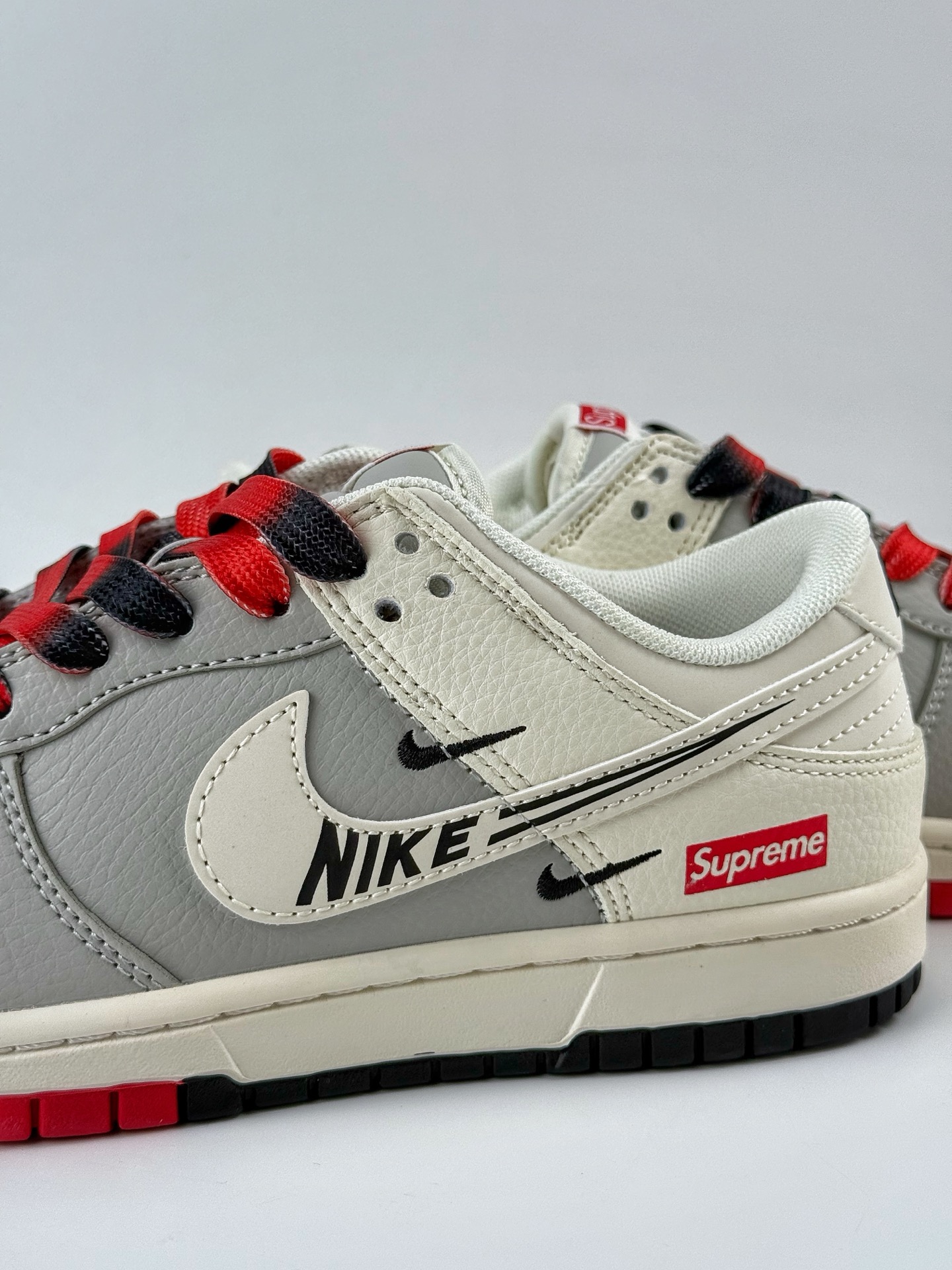 Nike SB Dunk Low x Superme 灰白三小勾 QW5836-010