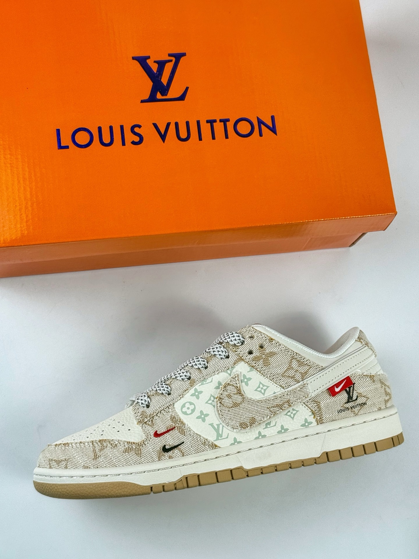 Nike SB Dunk Low x Louis Vuitton 白黄双小勾满天星  YX5066-377