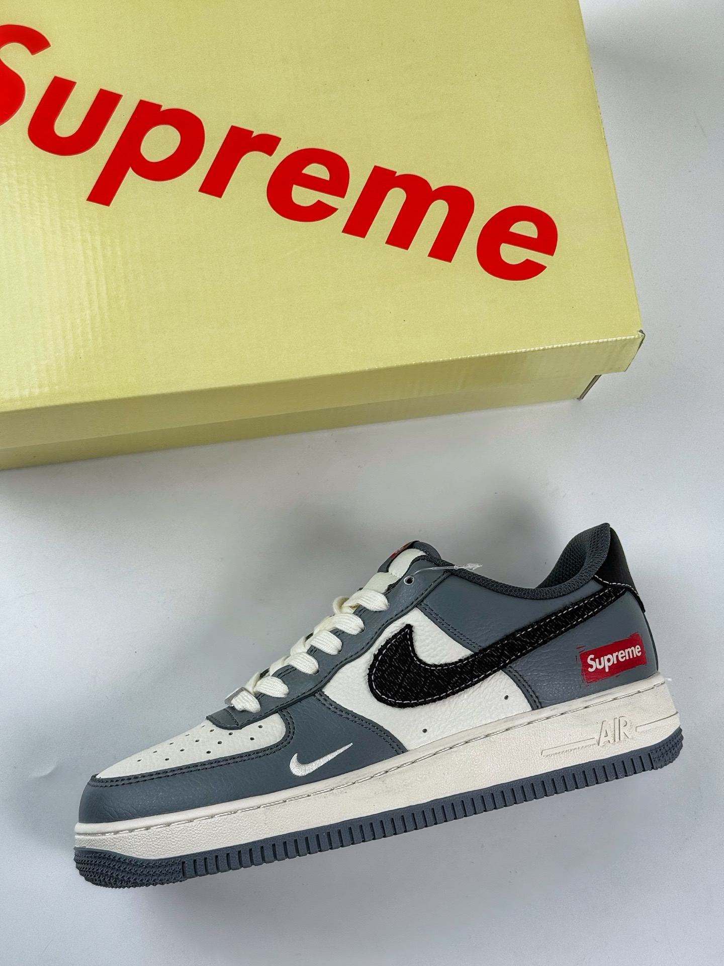 Nike Air Force 1 Low 07 x Supreme 灰白小勾  HS8068-046