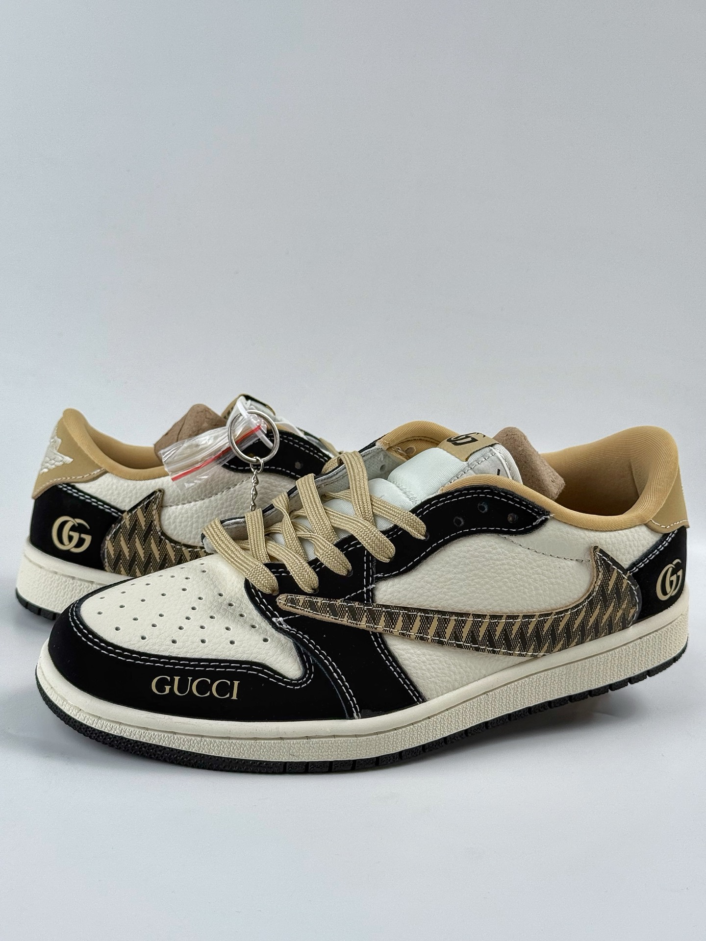 Travis Scott x Nike Air Jordan 1 Low x GUCCI Air Jordan 1 Low 反转黑白倒钩 XB1979-014