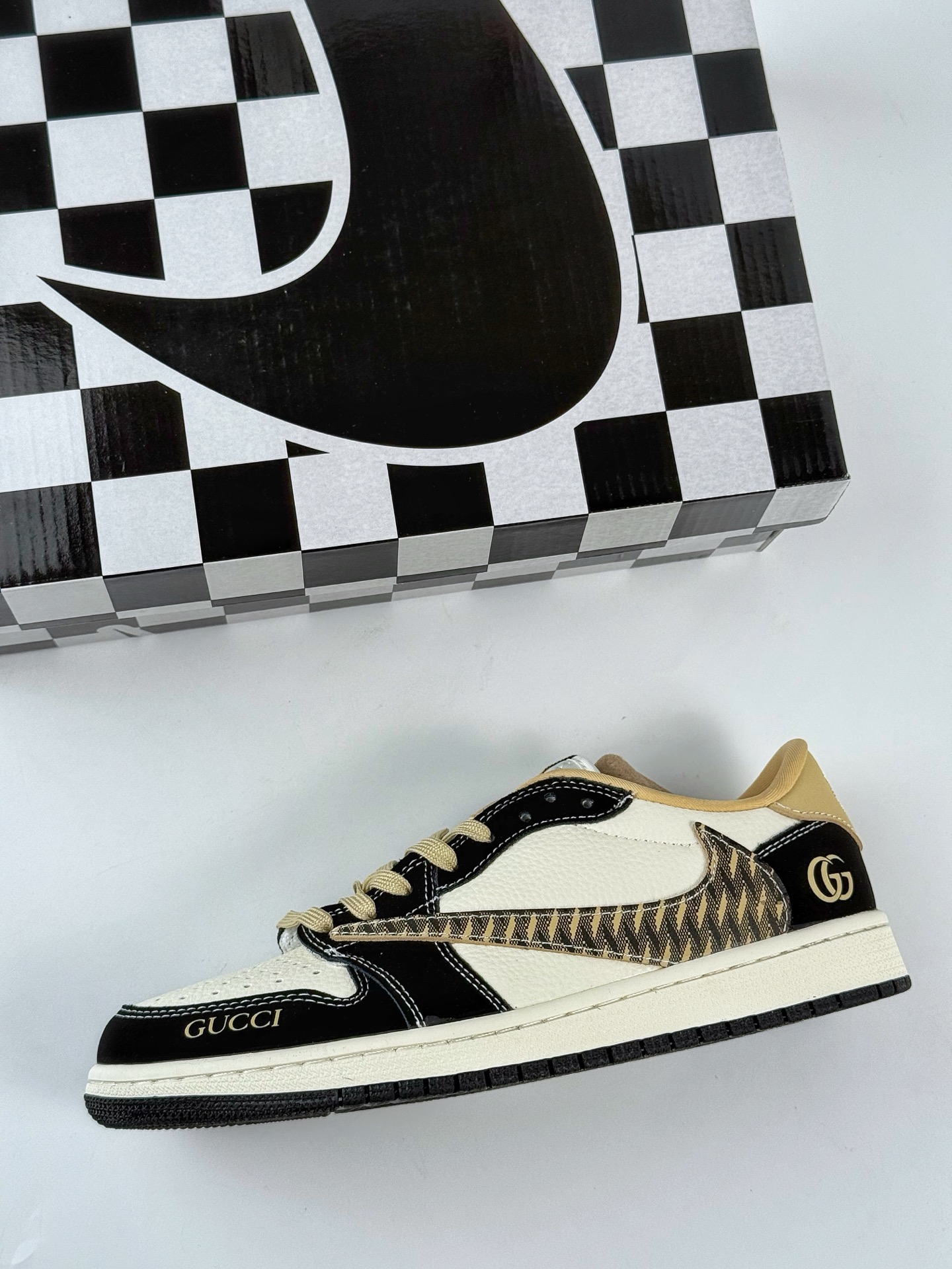 Travis Scott x Nike Air Jordan 1 Low x GUCCI Air Jordan 1 Low 反转黑白倒钩 XB1979-014