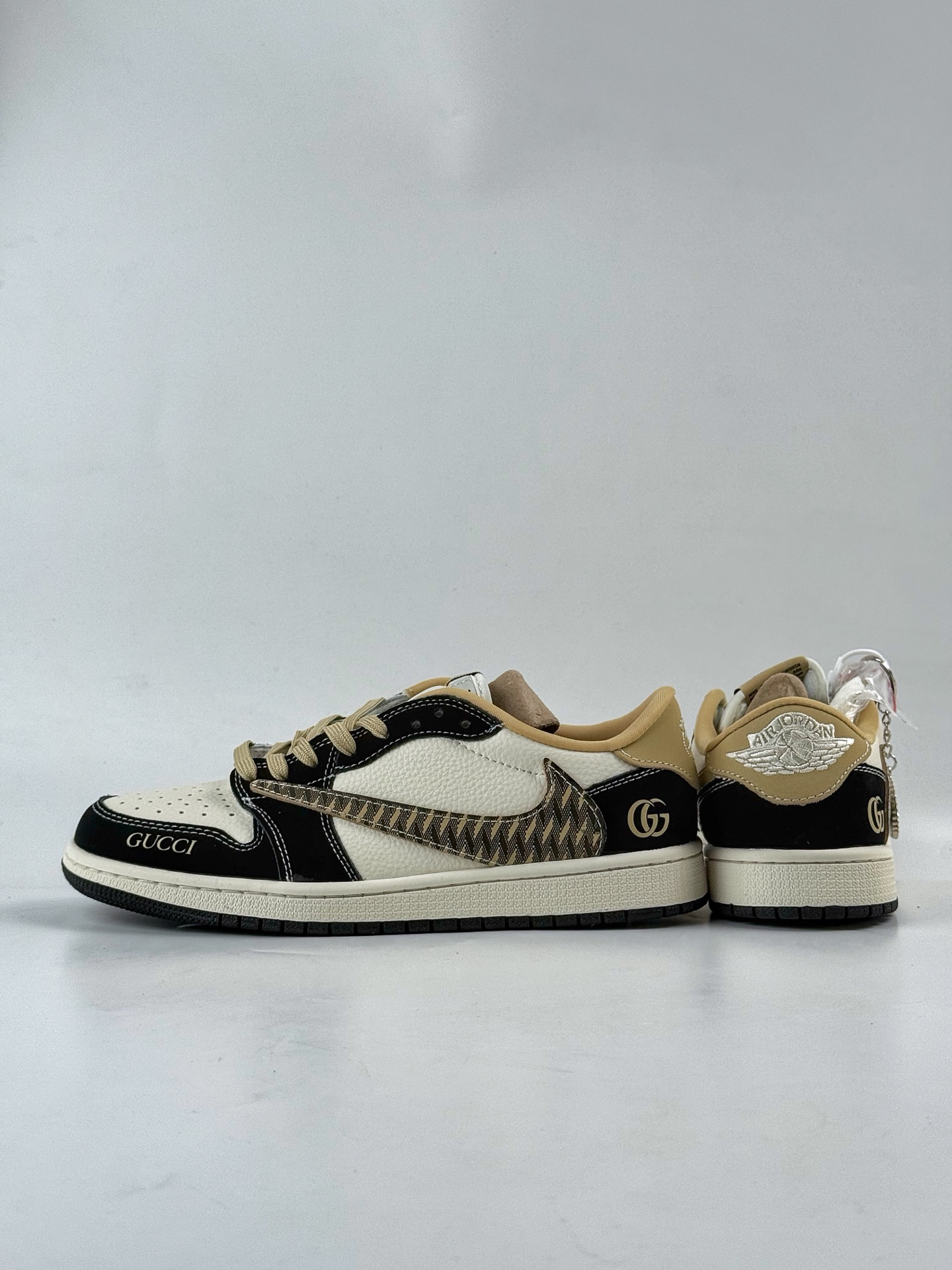 Travis Scott x Nike Air Jordan 1 Low x GUCCI Air Jordan 1 Low 反转黑白倒钩 XB1979-014