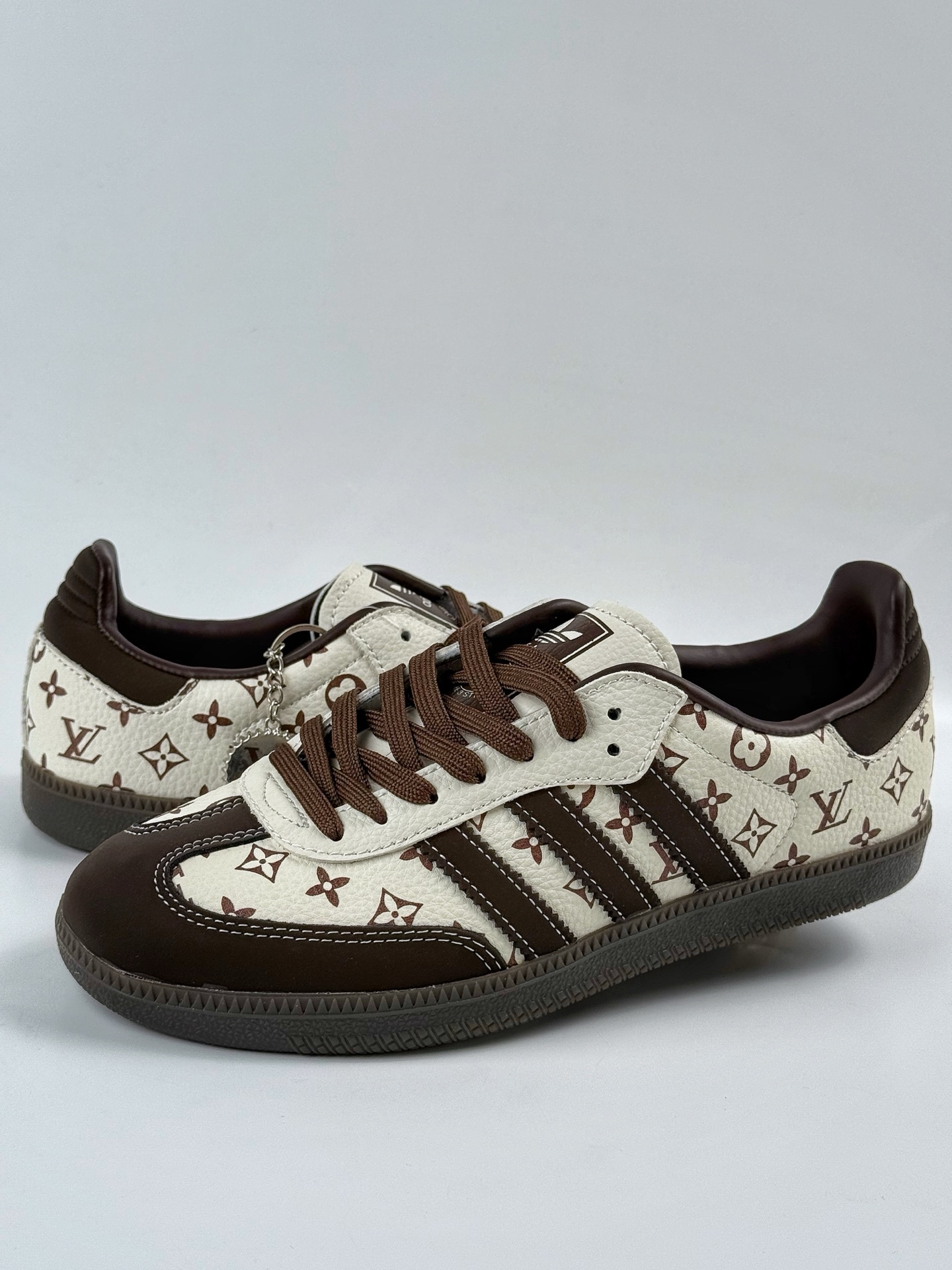 200 adidoriginals Samba OG x Louis Vuitton 黑白 桑巴舞系列复古经典轻便板鞋  DX0010